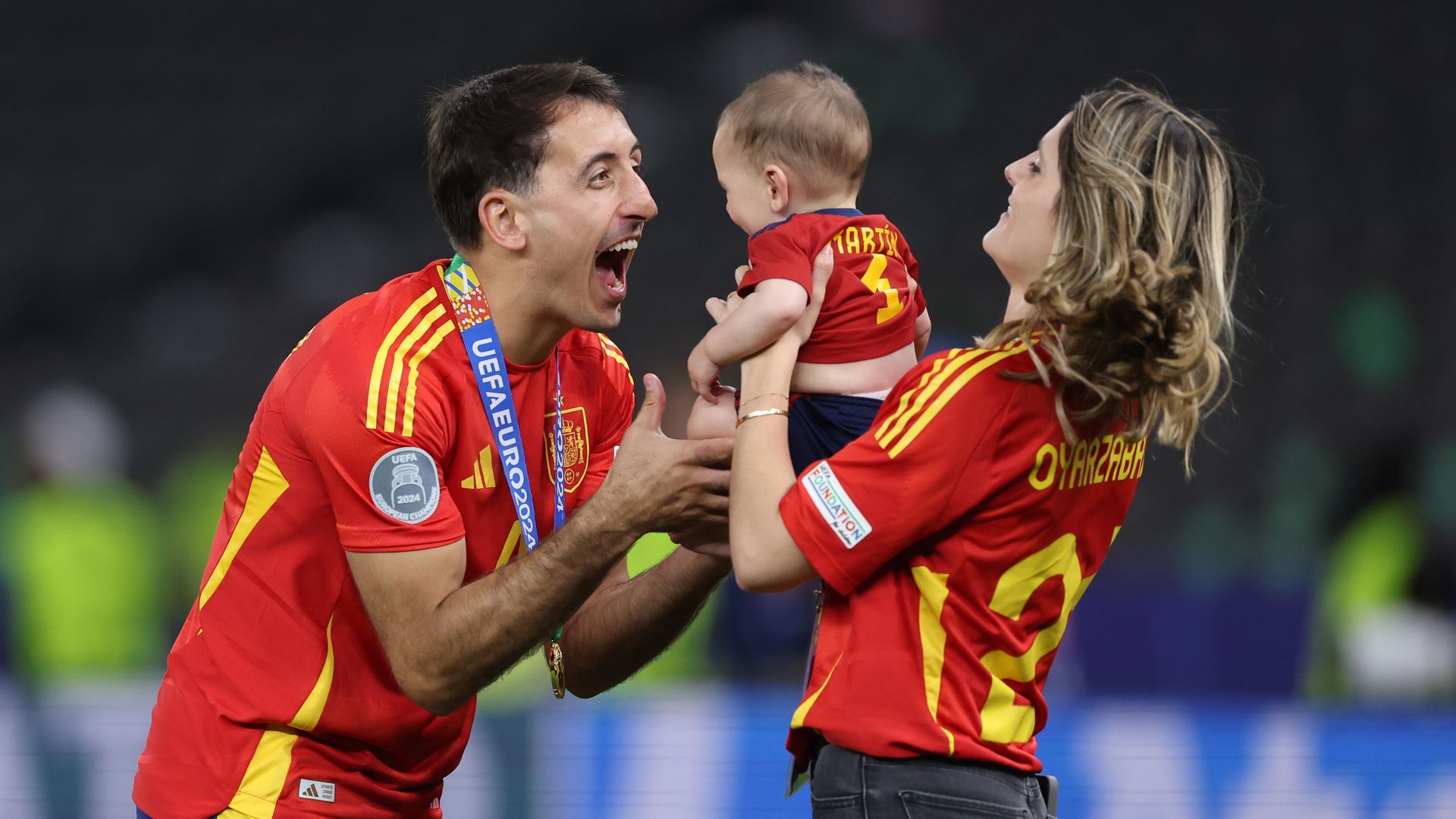 Mikel Oyarzabal y su pareja Ainhoa Larrauri en la final de la Eurocopa 2024