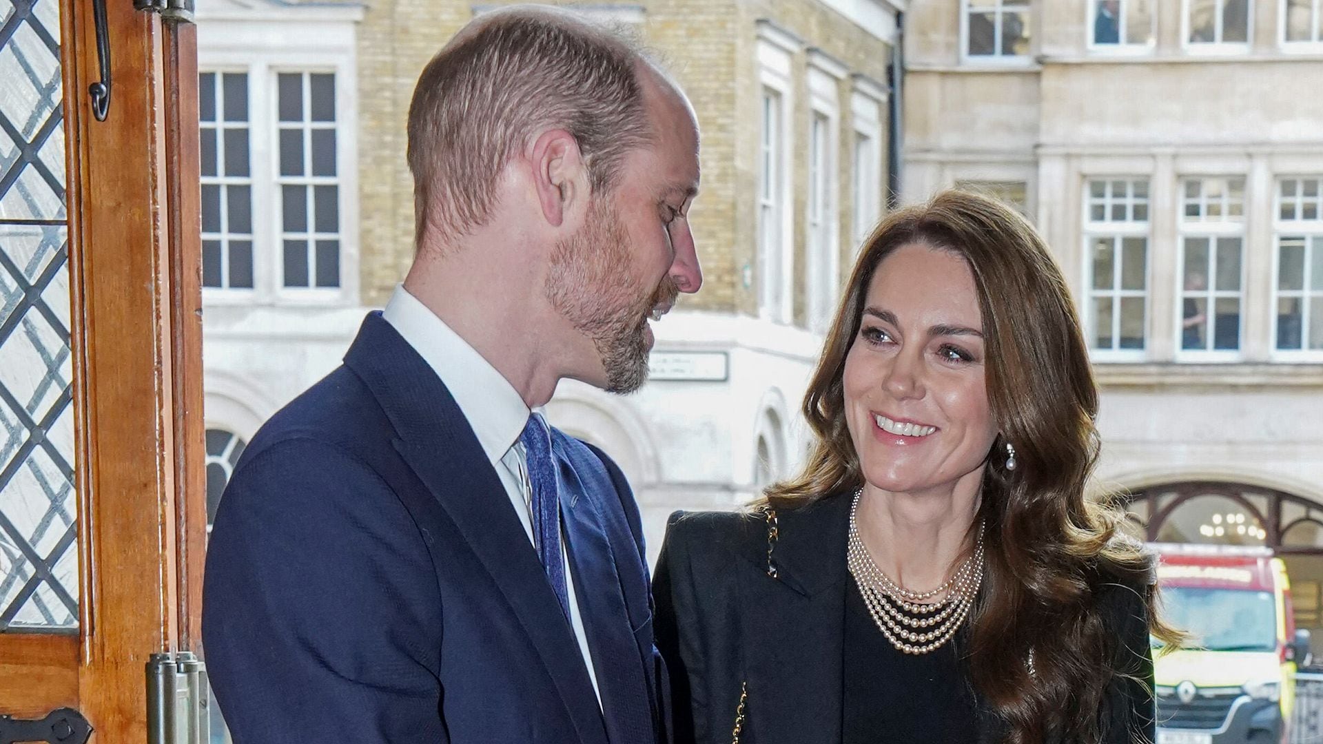 Kate Middleton se une al príncipe William en un emotivo encuentro con sobrevivientes del Holocausto