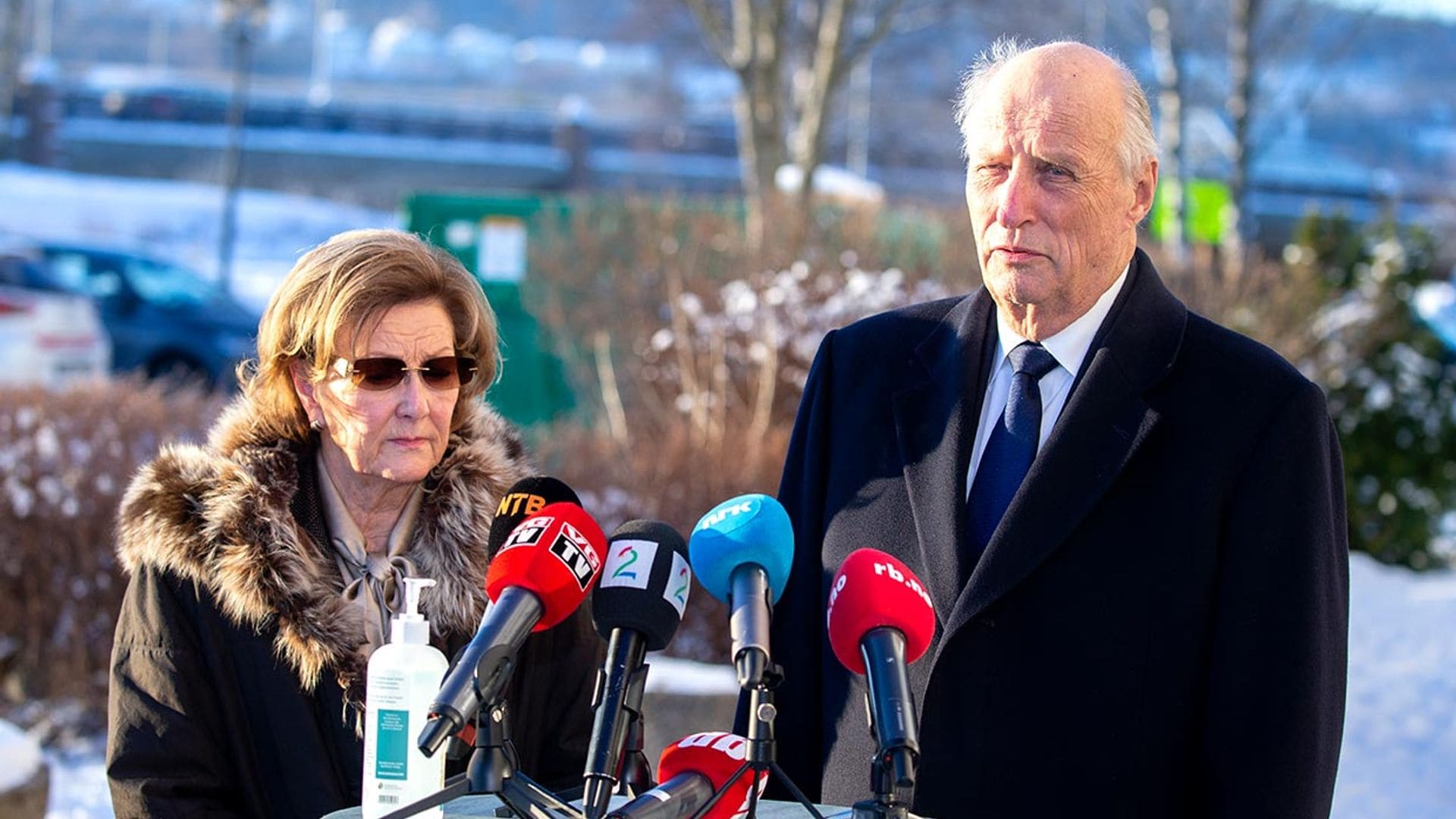 Harald, Sonia y Haakon de Noruega, volcados con las víctimas de un corrimiento de tierra