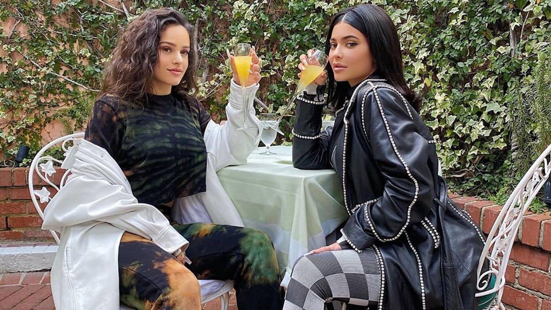 De amigas a ¿'gemelas'?, la prenda que ha convertido en clones a Rosalía y Kylie Jenner