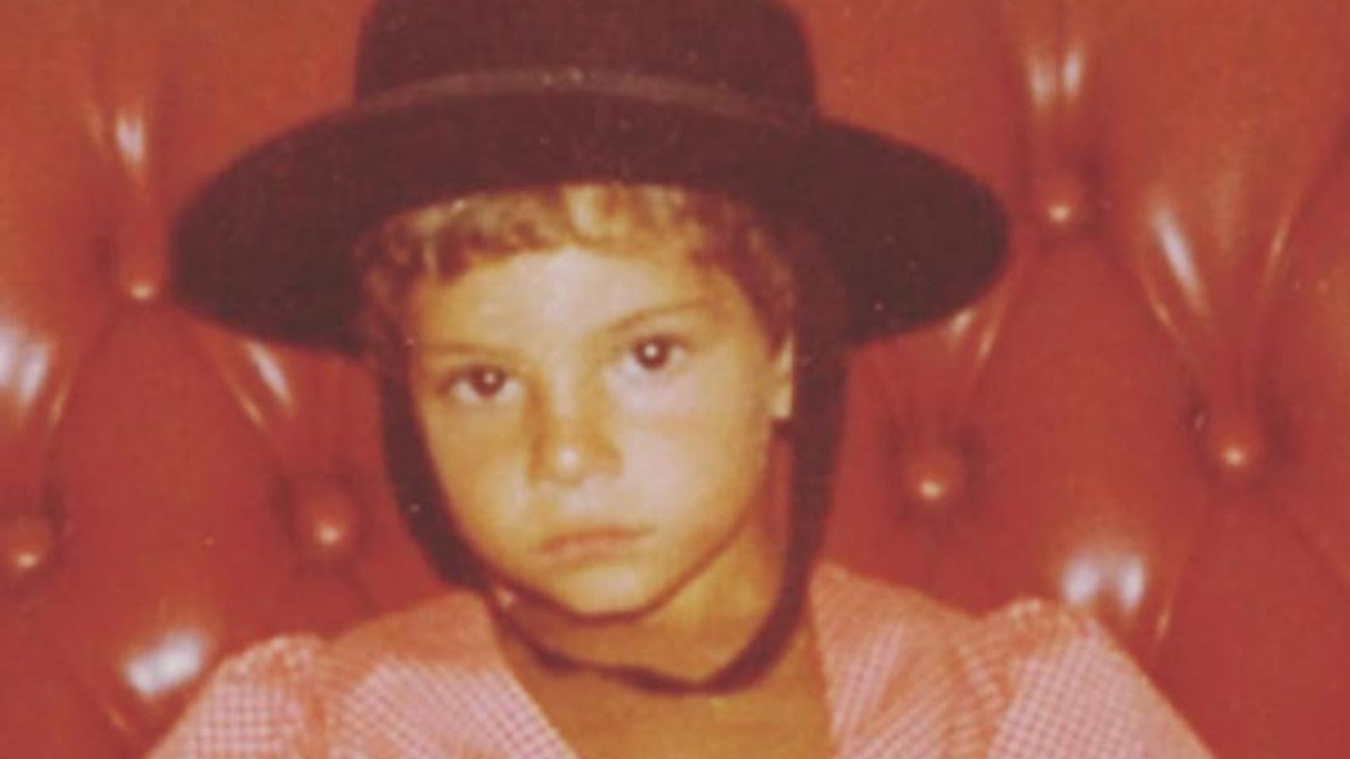 ¿Qué popular cantante se esconde tras esta foto de su infancia?