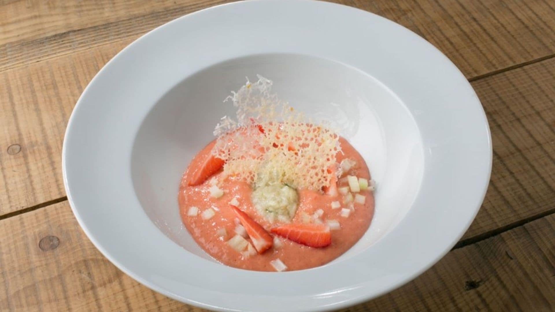 Gazpacho con berenjenas y fresas