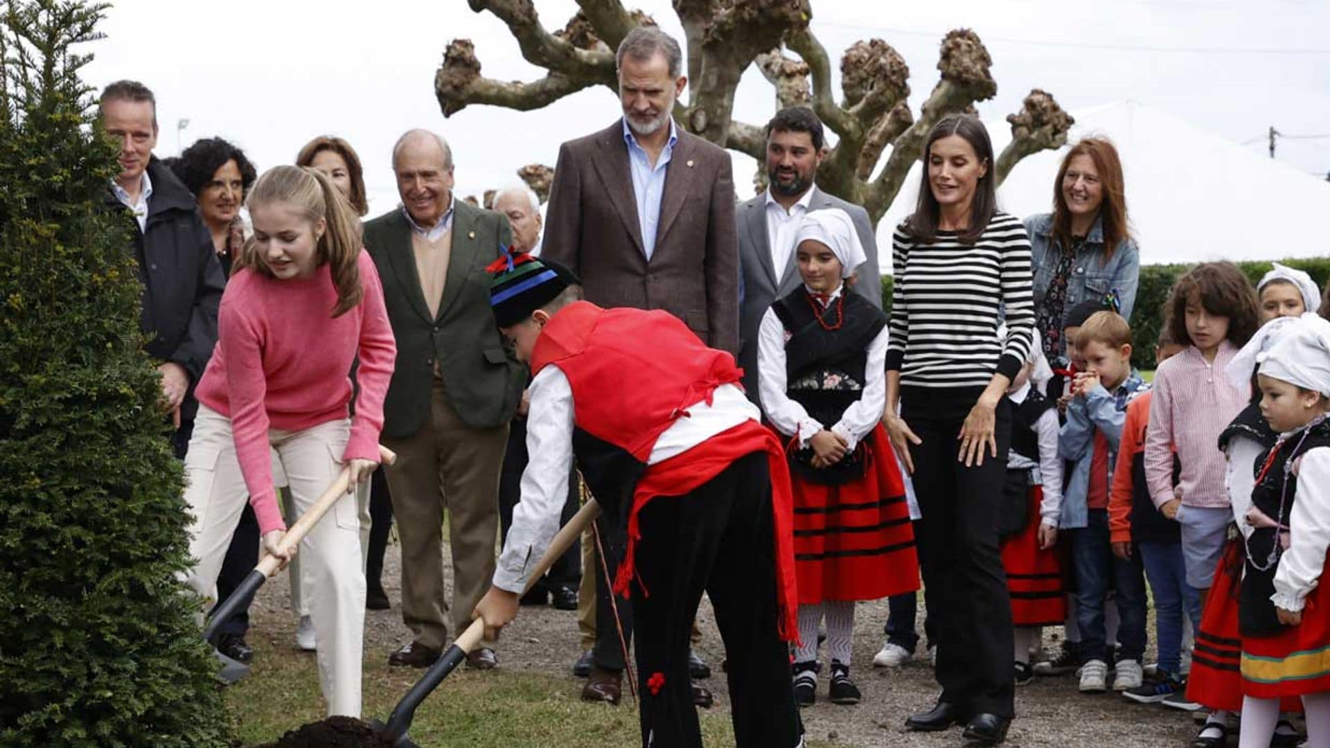 Sin perder la sonrisa y muy activa, la princesa Leonor casi completa el recorrido pese a sentirse indispuesta