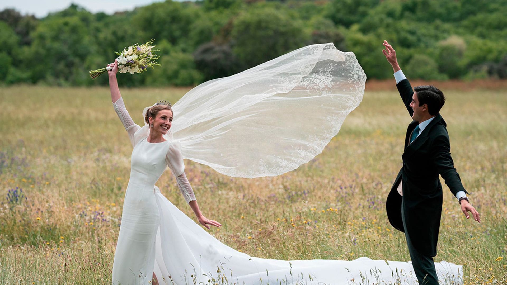 La boda de Sylvia, la novia madrileña del vestido sencillo y la tiara vintage