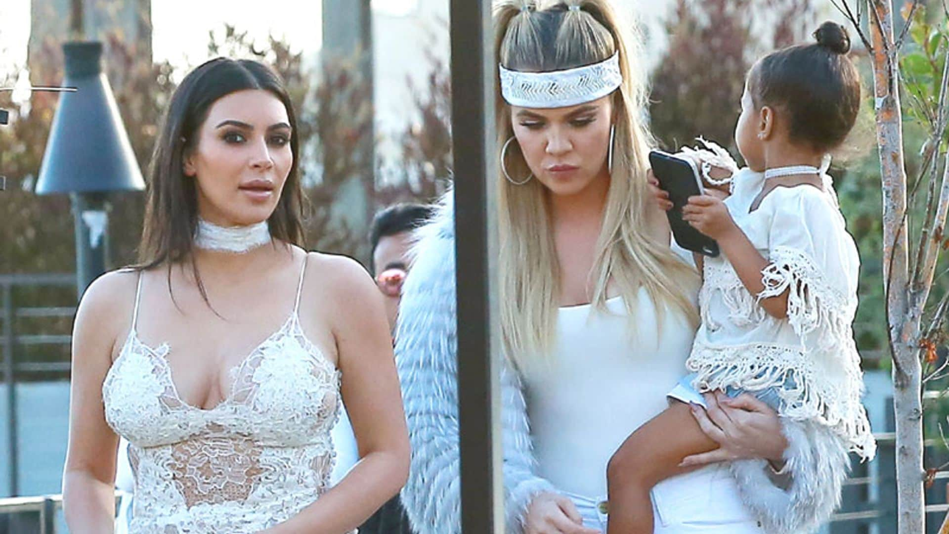 'Sencilla, ¿yo?' El último (e indescriptible) 'look' de las hermanas Kardashian