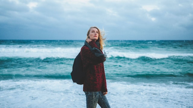 chica sola frente mar