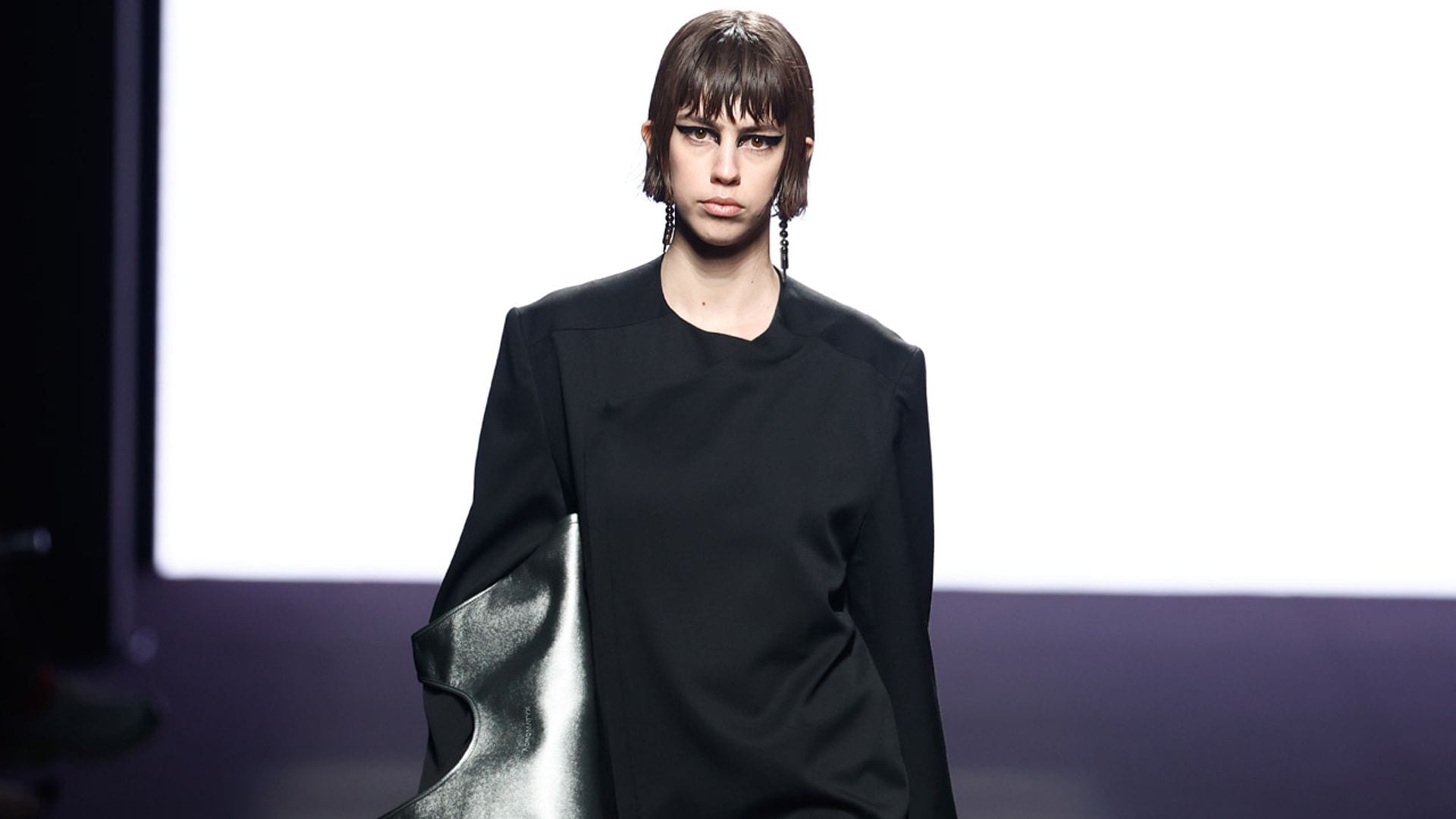 Una rica mezcla de texturas y el color negro marcan el debut de Acromatyx en Fashion Week Madrid