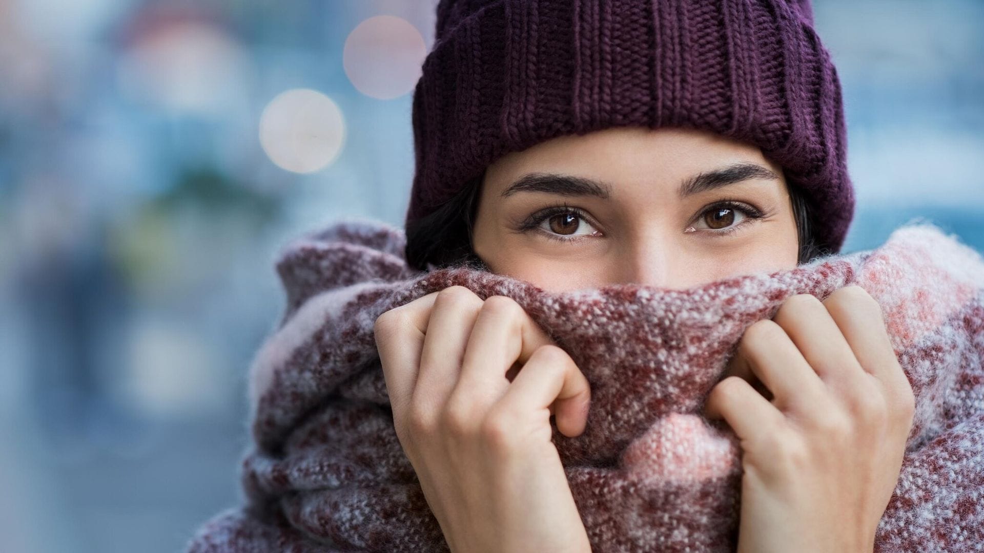 retrato de invierno de joven mujer cubri ndose la cara con bufanda de lana