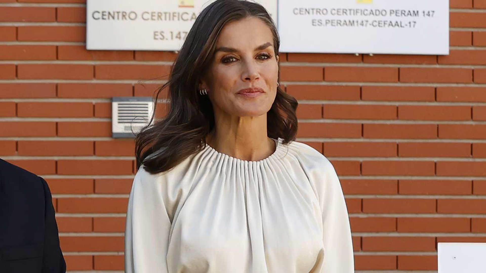 Doña Letizia no arriesga pero gana con los pantalones 'culotte' que combinan con todo