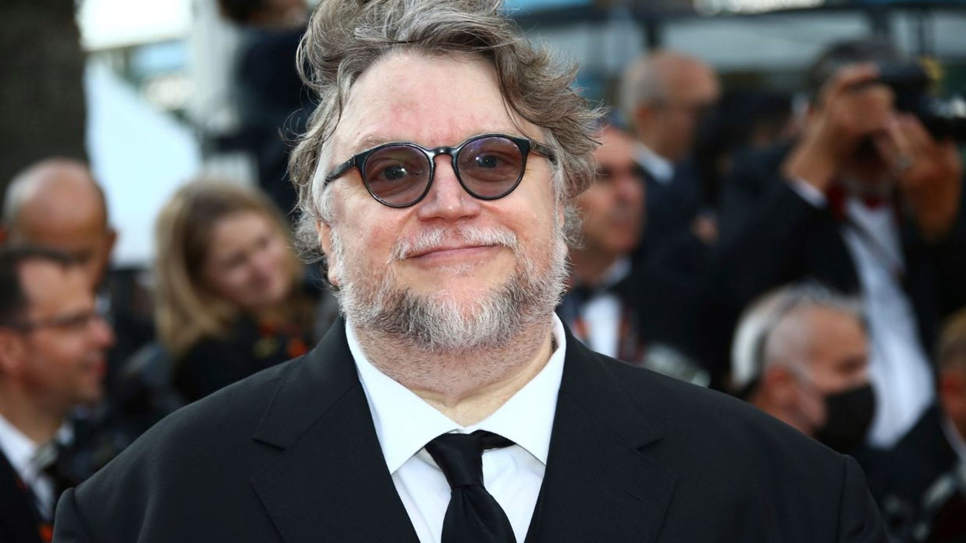 Guillermo del Toro vuelve al trabajo, vestido de luto, un día después del fallecimiento de su madre