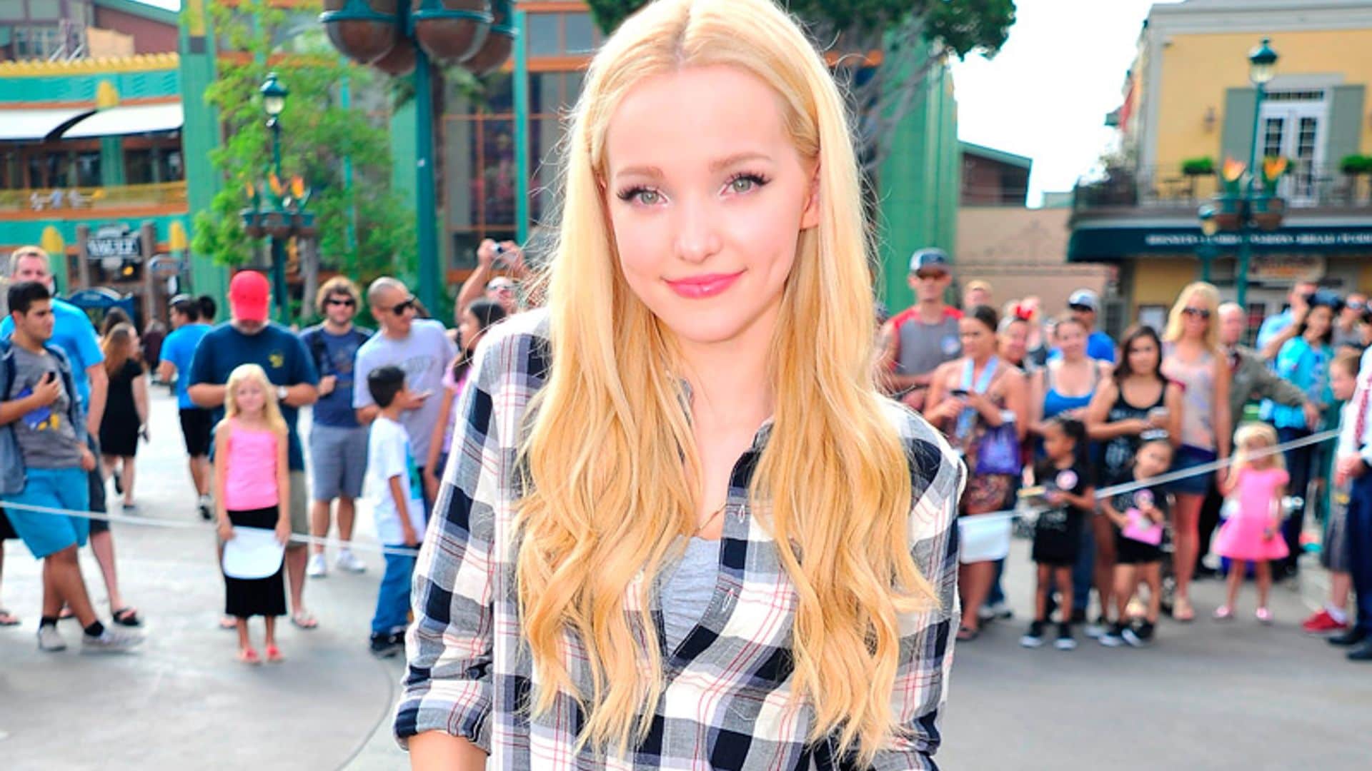 Dove Cameron tiene una combinación fetiche fuera de cámaras