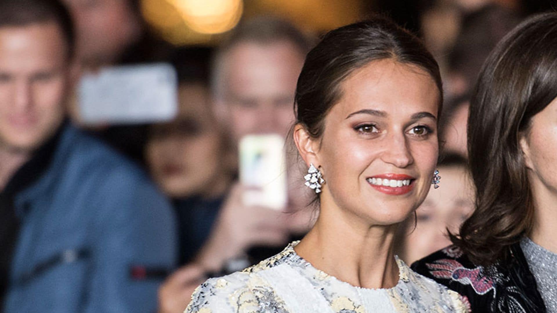 De San Sebastián a Zúrich, Alicia Vikander continúa con su 'tour de estilo'