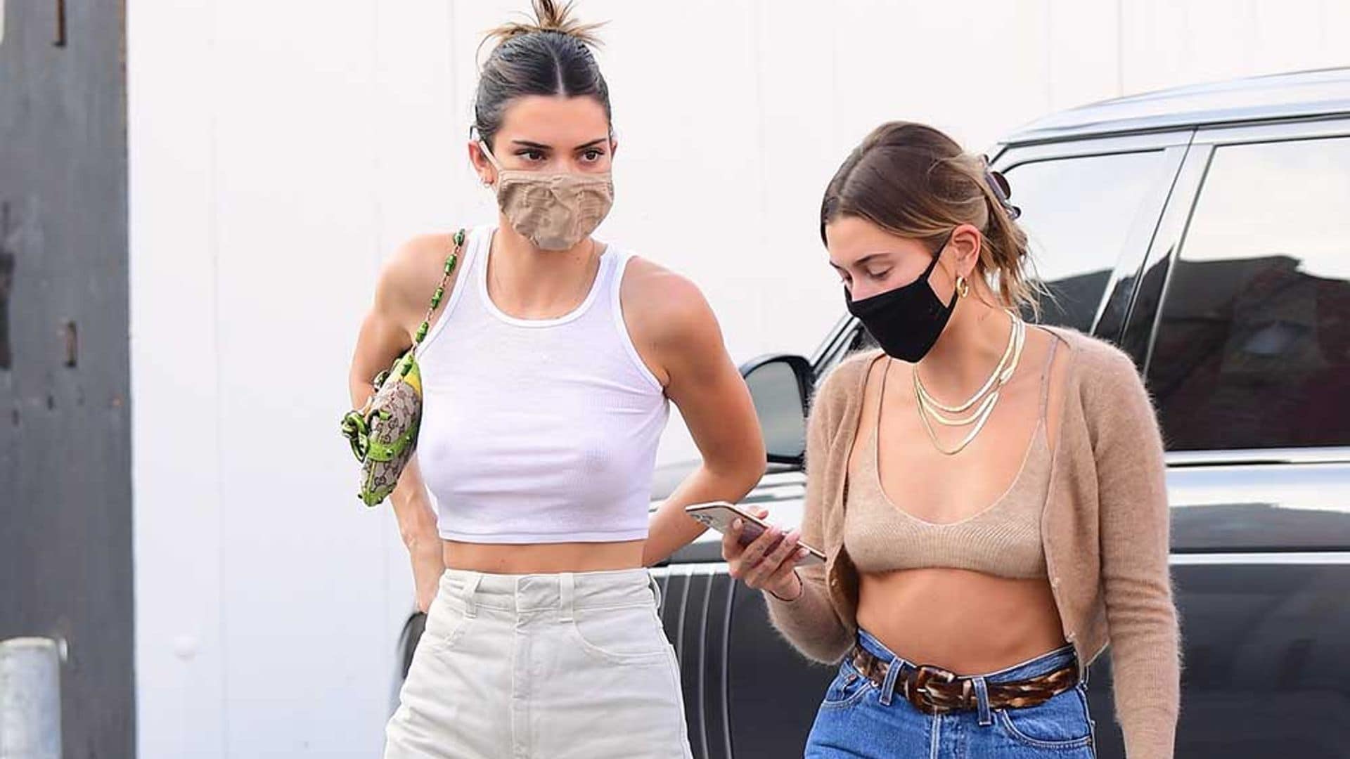 Kendall Jenner y Hailey Baldwin coordinan sus looks con los vaqueros que más alargan las piernas