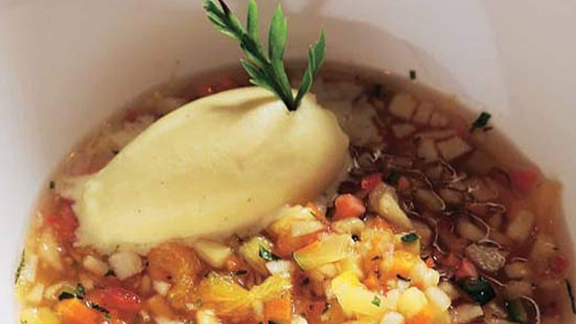 Sopa de verduras y frutas con helado de vainilla