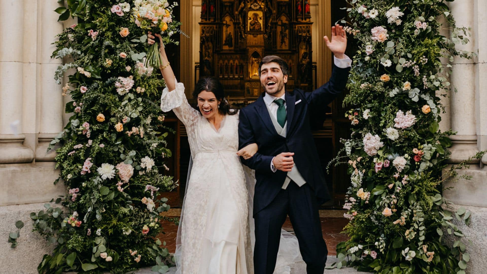 Belén, la novia que llevó un vestido diseñado sin boceto y una chaqueta bordada en su boda en Madrid