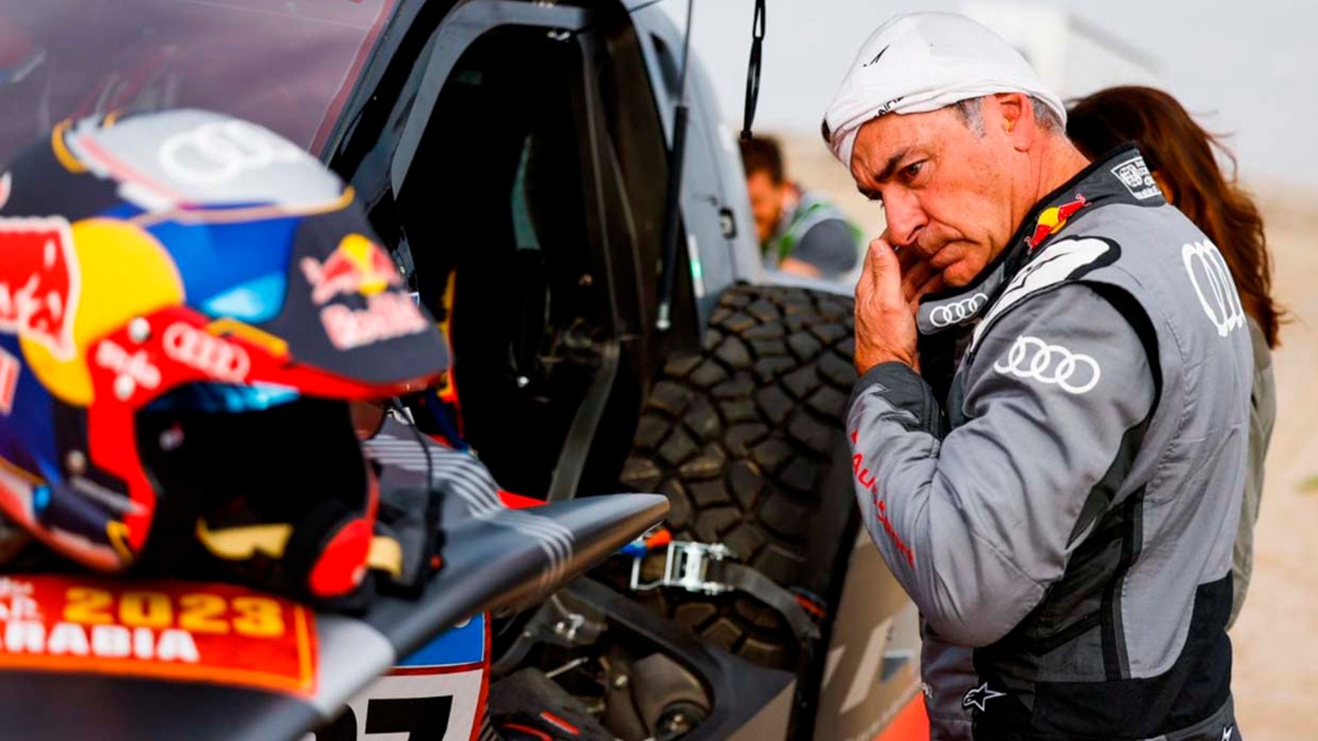 Las imágenes del aparatoso accidente de Carlos Sainz en el Dakar tras volcar su coche