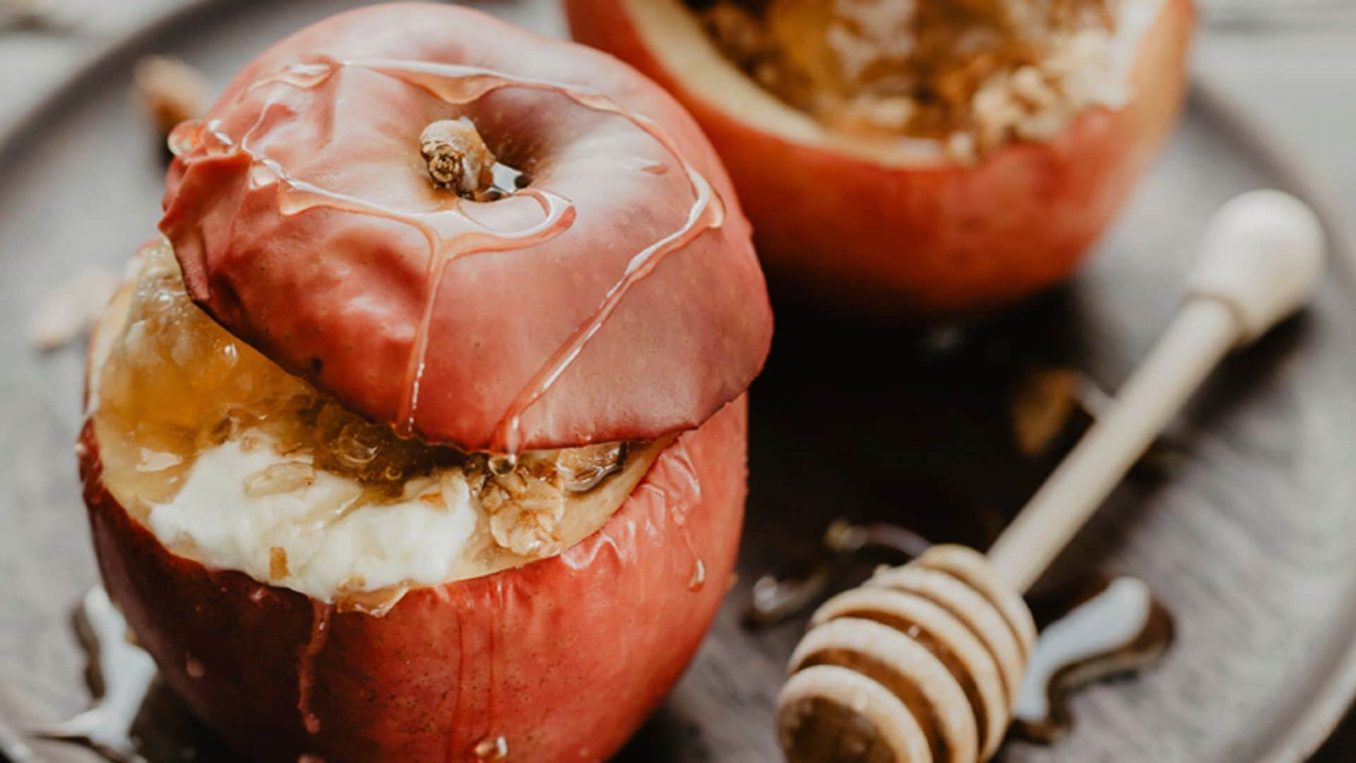 Manzanas asadas con queso batido y avellanas