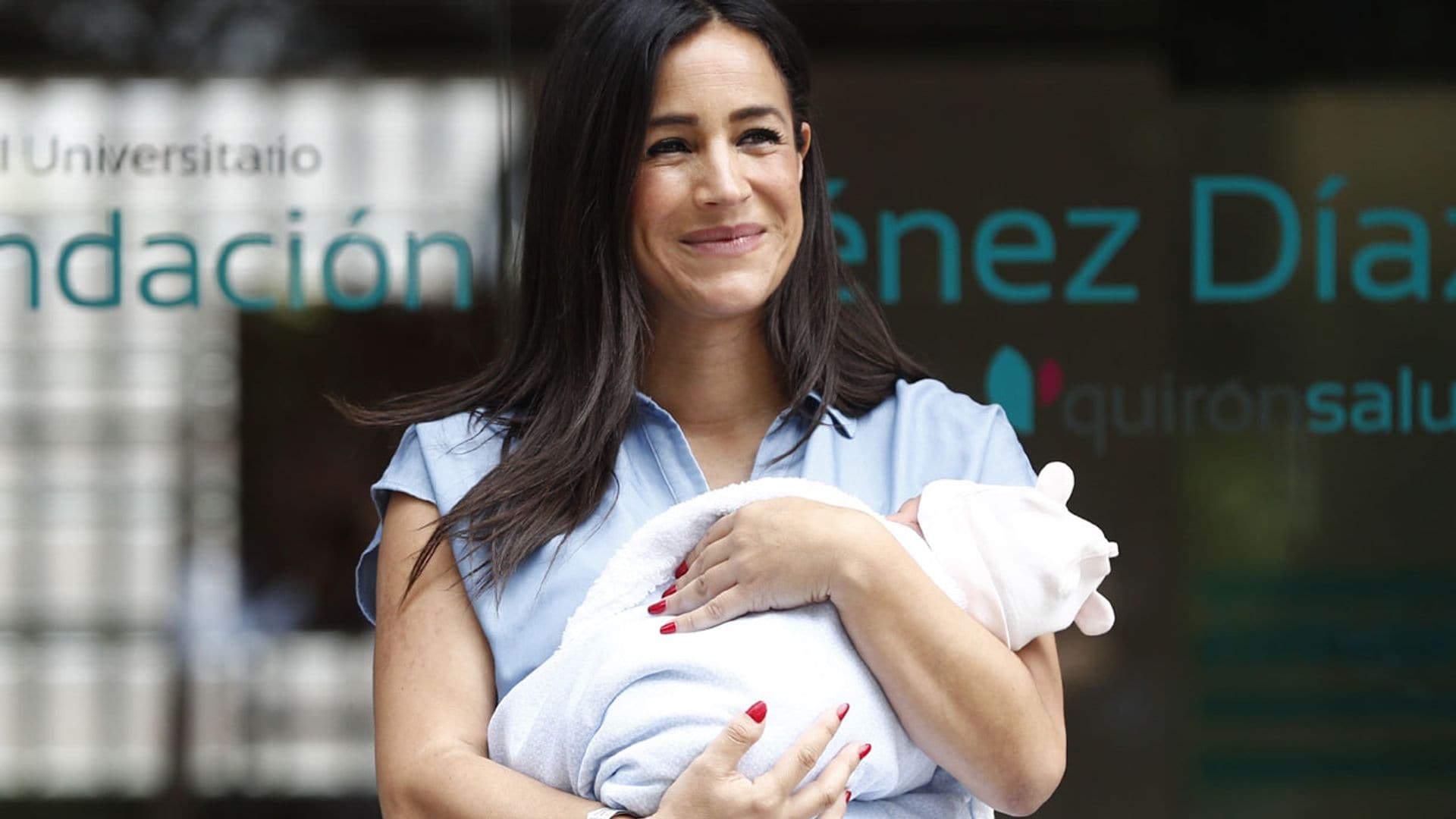 Begoña Villacís abandona el hospital con su hija, al más puro estilo Meghan