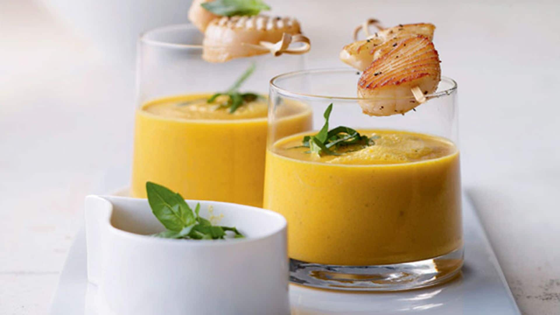 Crema de calabaza y pimiento amarillo con brocheta de vieira