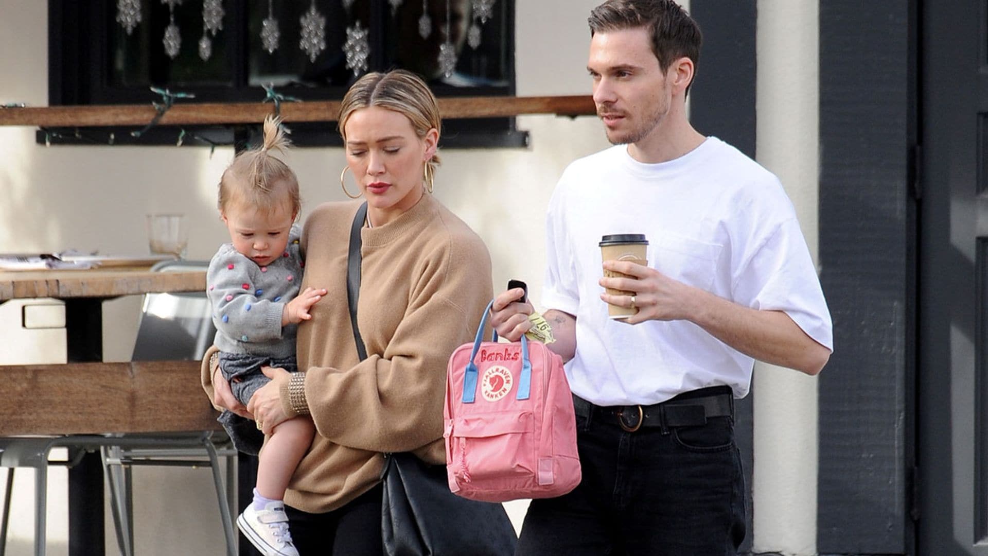 Sonriente, en familia y luciendo anillo: primeras imágenes de Hilary Duff tras su matrimonio