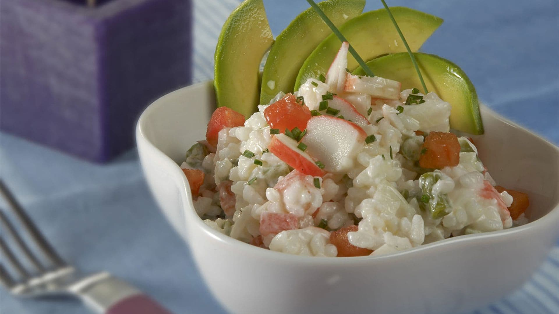 Ensalada de arroz, aguacate y surimi