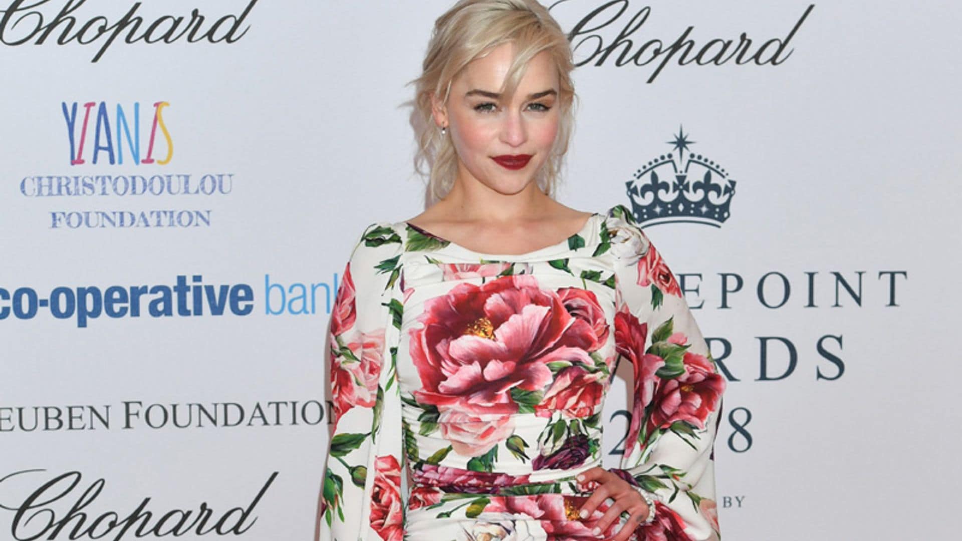 La lección de Emilia Clarke: los vestidos de las modelos son también para las bajitas