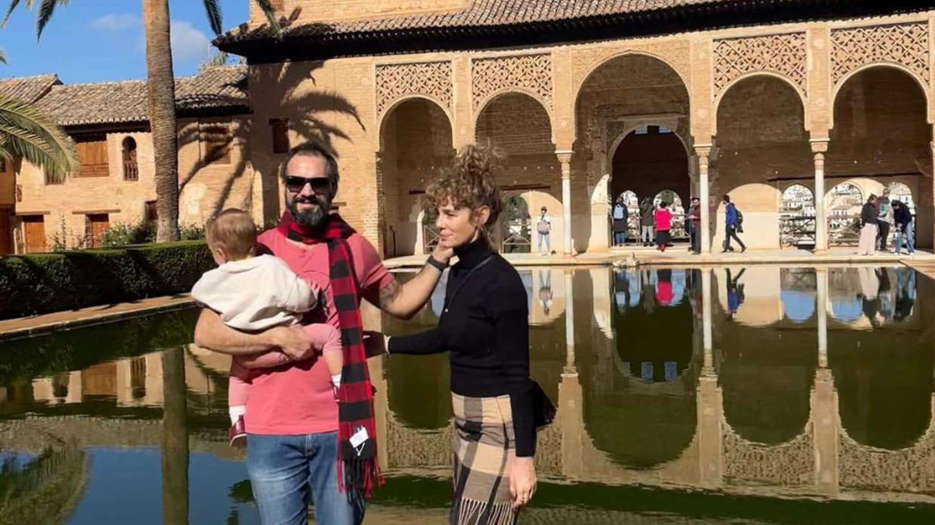 Esther Acebo visita con su hija la Alhambra de Granada ¡y se le cae la baba!