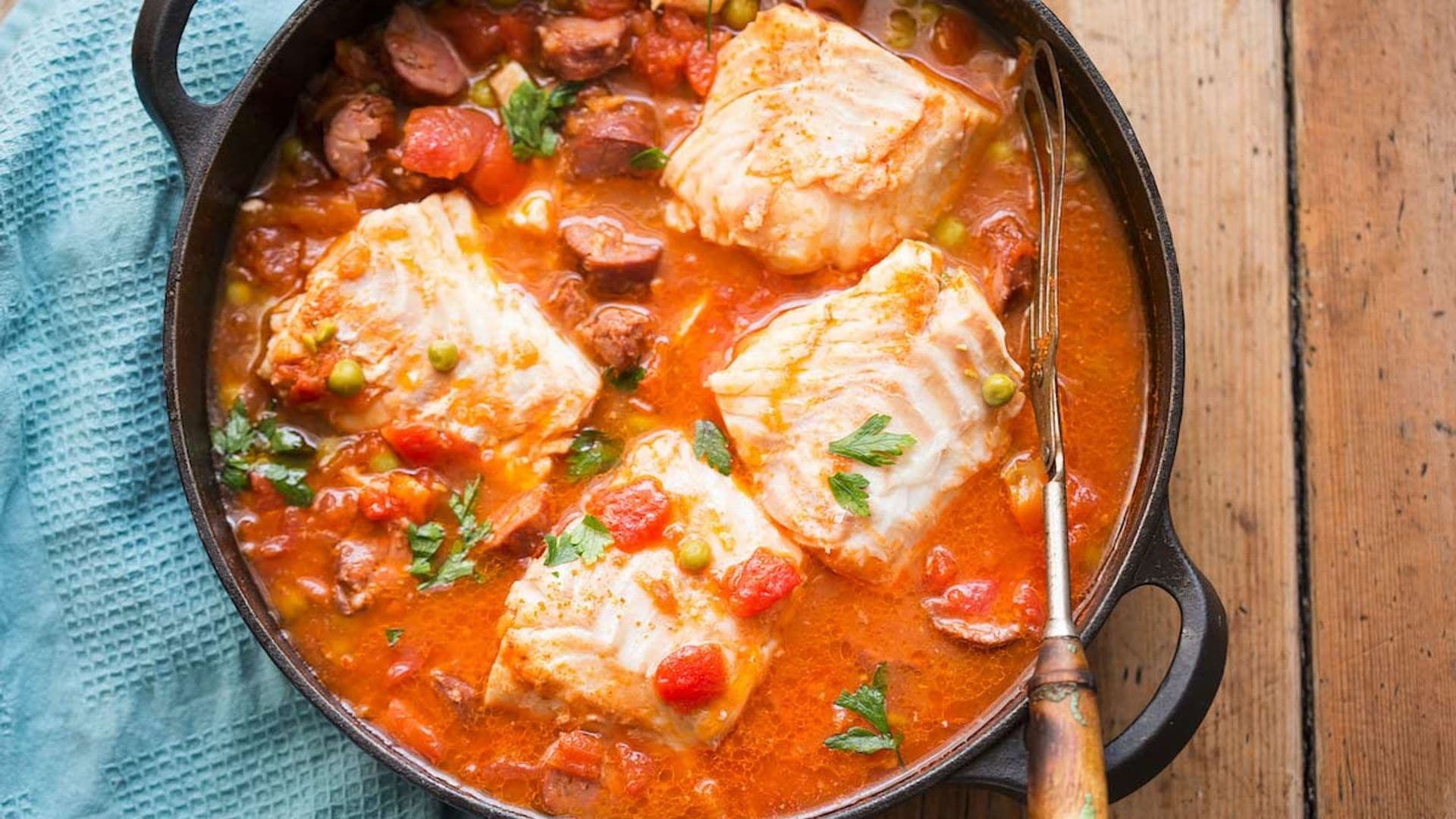 Guiso de bacalao y chorizo en salsa de tomate