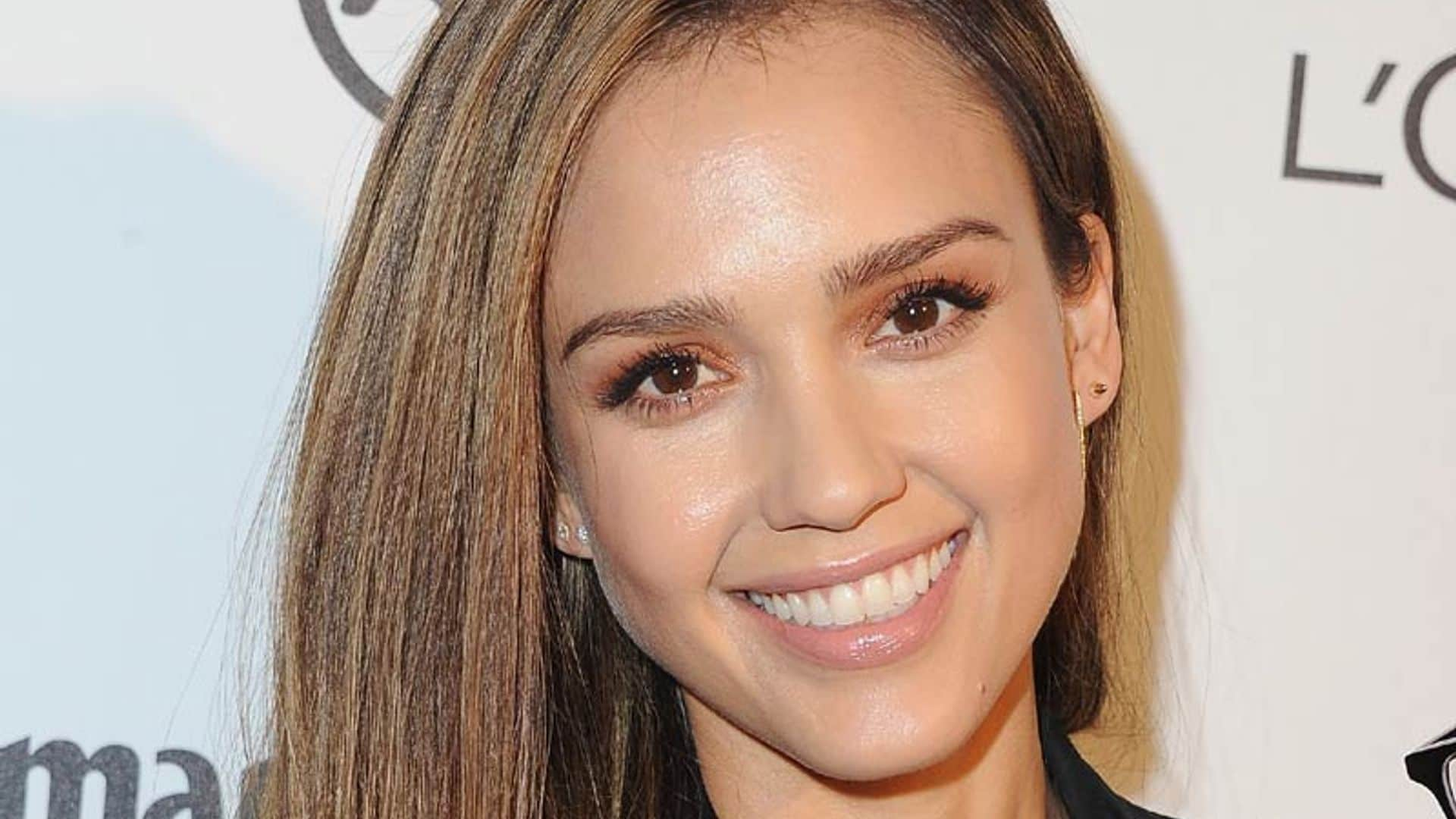 Jessica Alba apuesta por los cosméticos multiusos: ¿por qué tienes que hacerles un hueco en tu neceser?