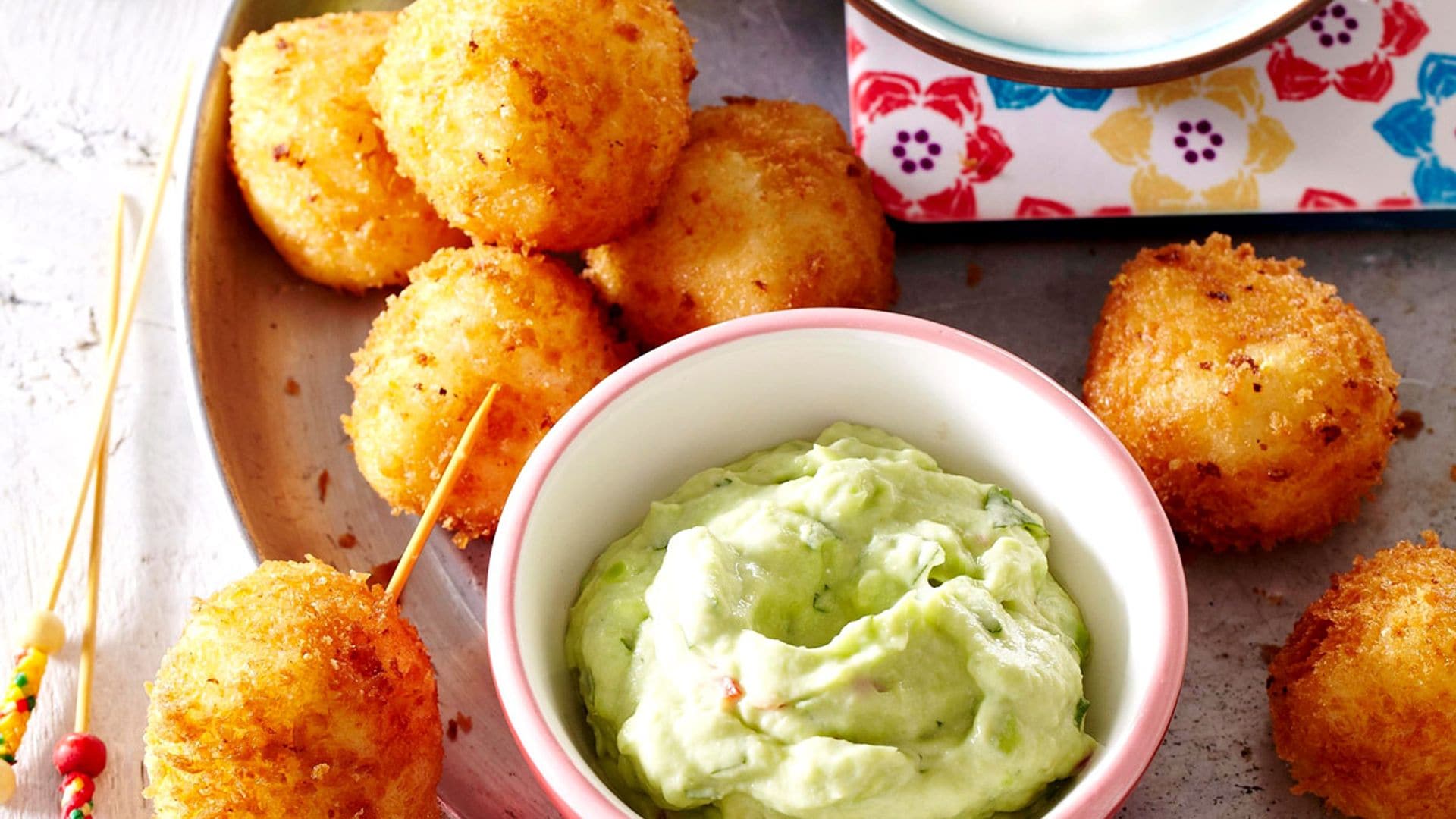 Croquetas de queso con mousse de brécol y mayonesa