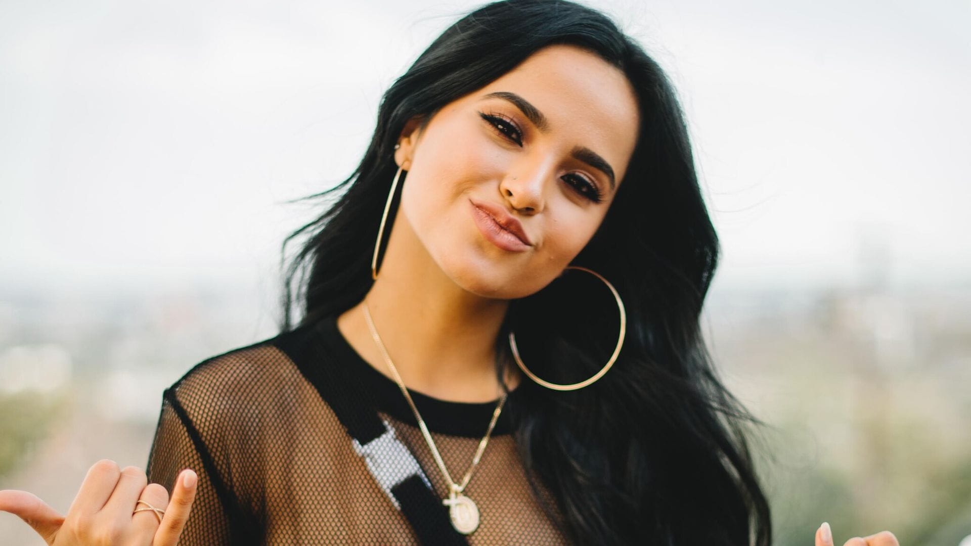 Becky G se corona como la mejor hermana por una serenata sorpresa con todo y mariachis