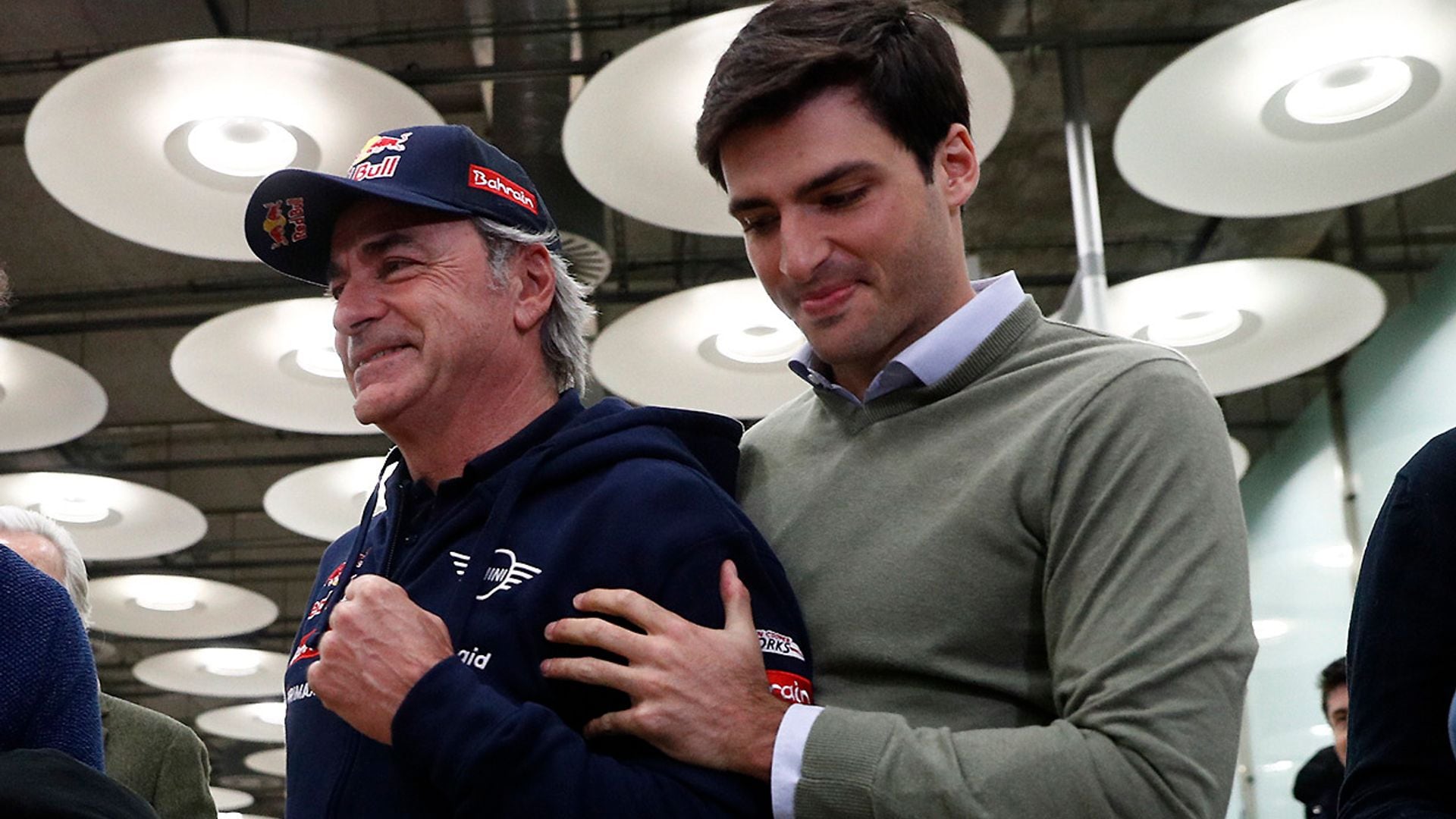 Carlos Sainz y su hijo protagonizan un divertido pique en directo