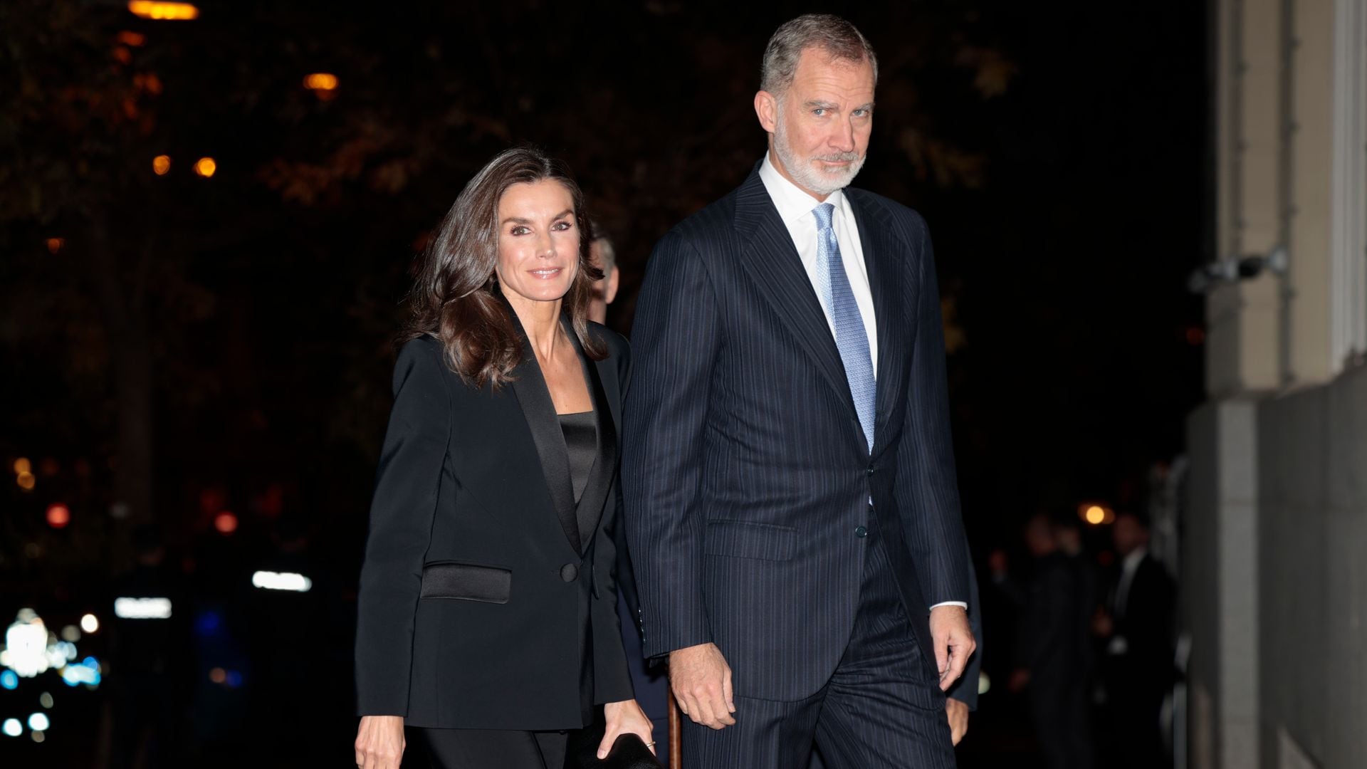 La reina Letizia se reencuentra con compañeros periodistas para premiar Carlos Franganillo