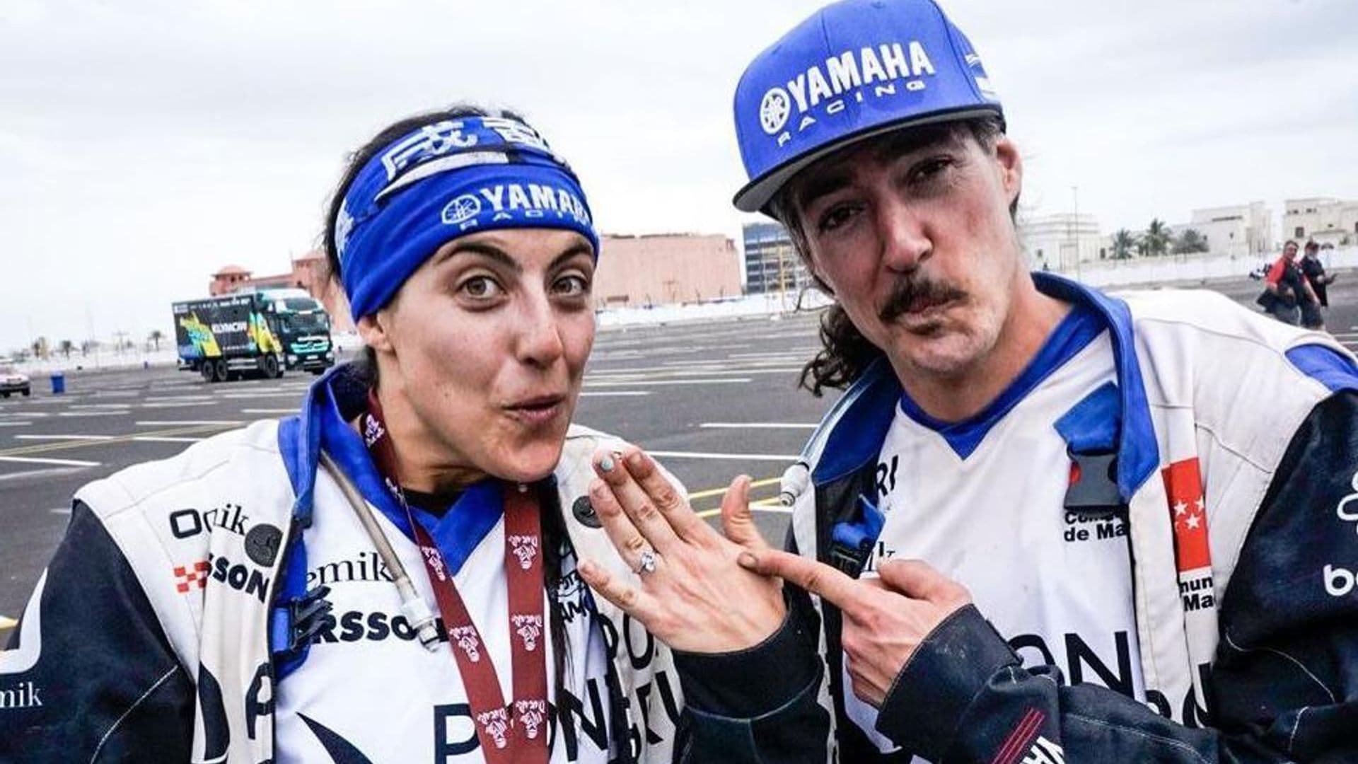 El amor gana el Dakar 2022: Javi Vega sacó el anillo y se arrodilló ante Sara García