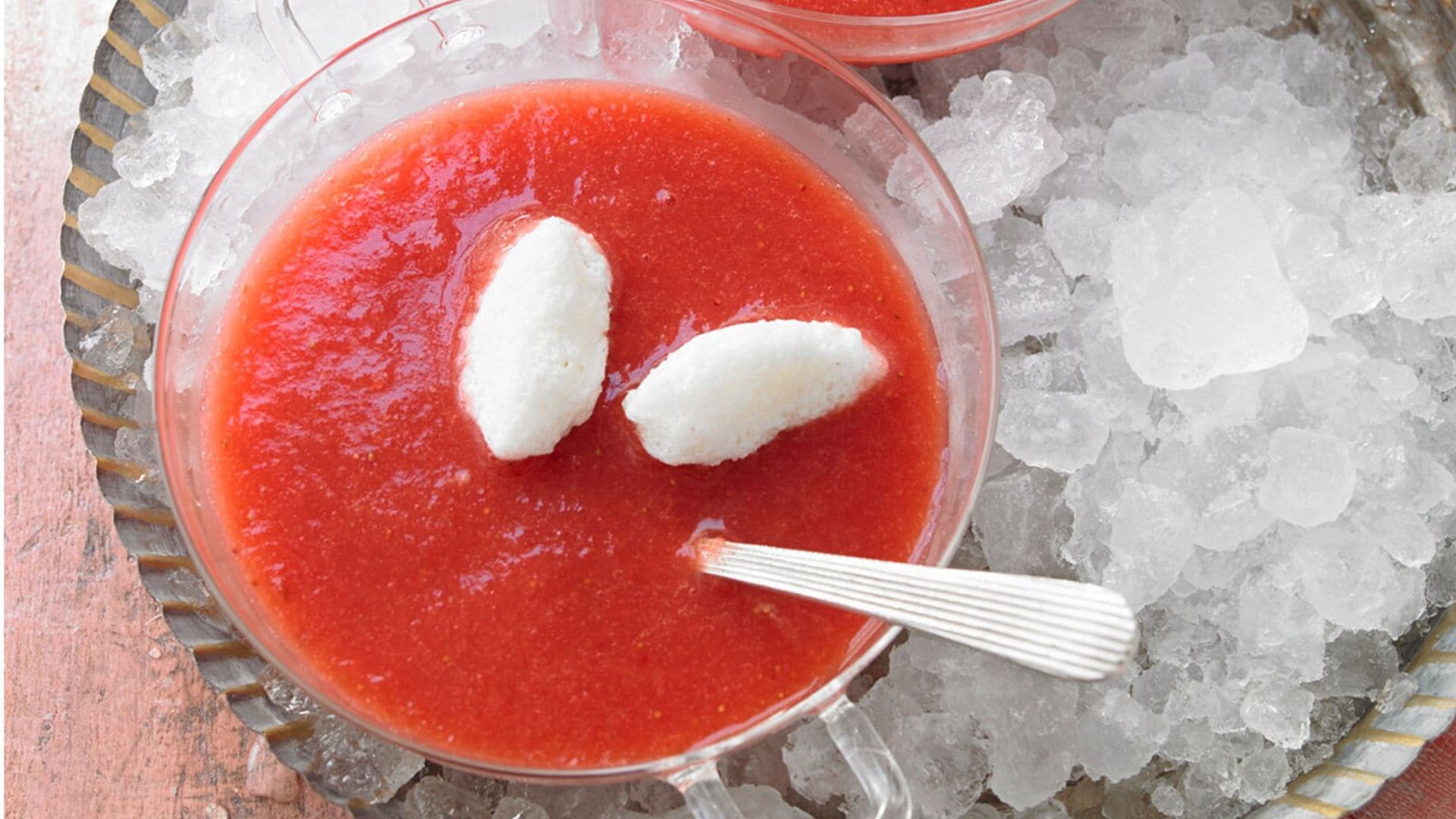 Sopa de sandía y tomate con helado de queso