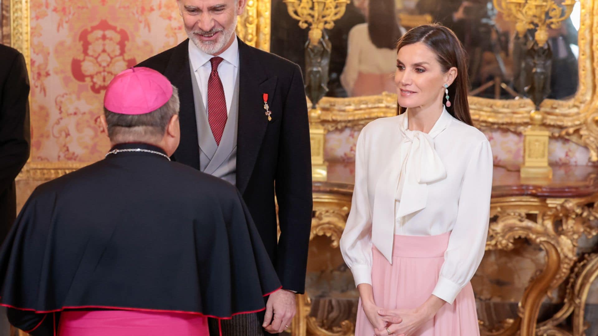 La reina Letizia se viste de largo con una alternativa muy romántica al vestido clásico