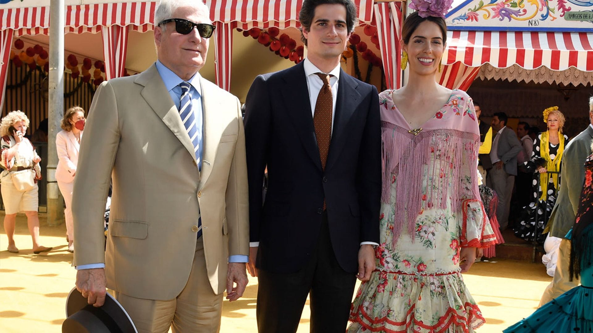 Sofía Palazuelo y Fernando Fitz-James Stuart disfrutan de la Feria de Abril con el duque de Alba