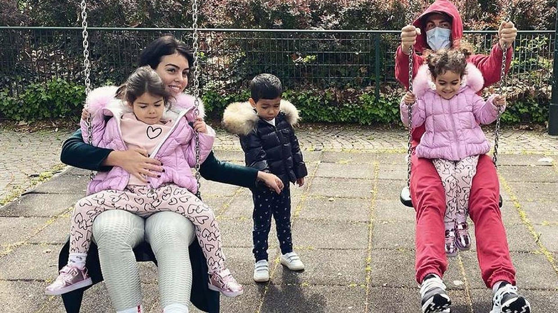 ¡Como niños! Georgina Rodríguez y Cristiano Ronaldo juegan en el parque con sus hijos
