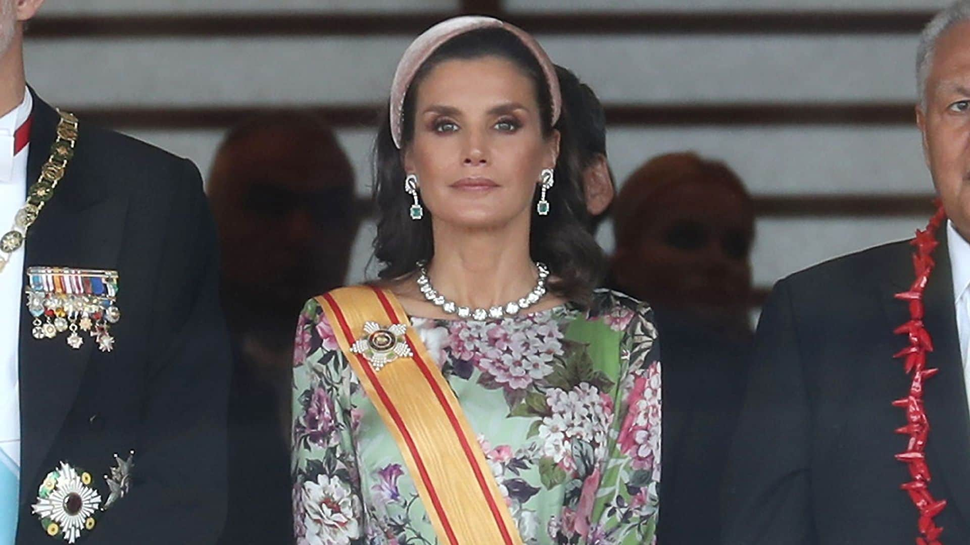 El día que doña Letizia se atrevió a cambiar de peinado con el complemento de moda