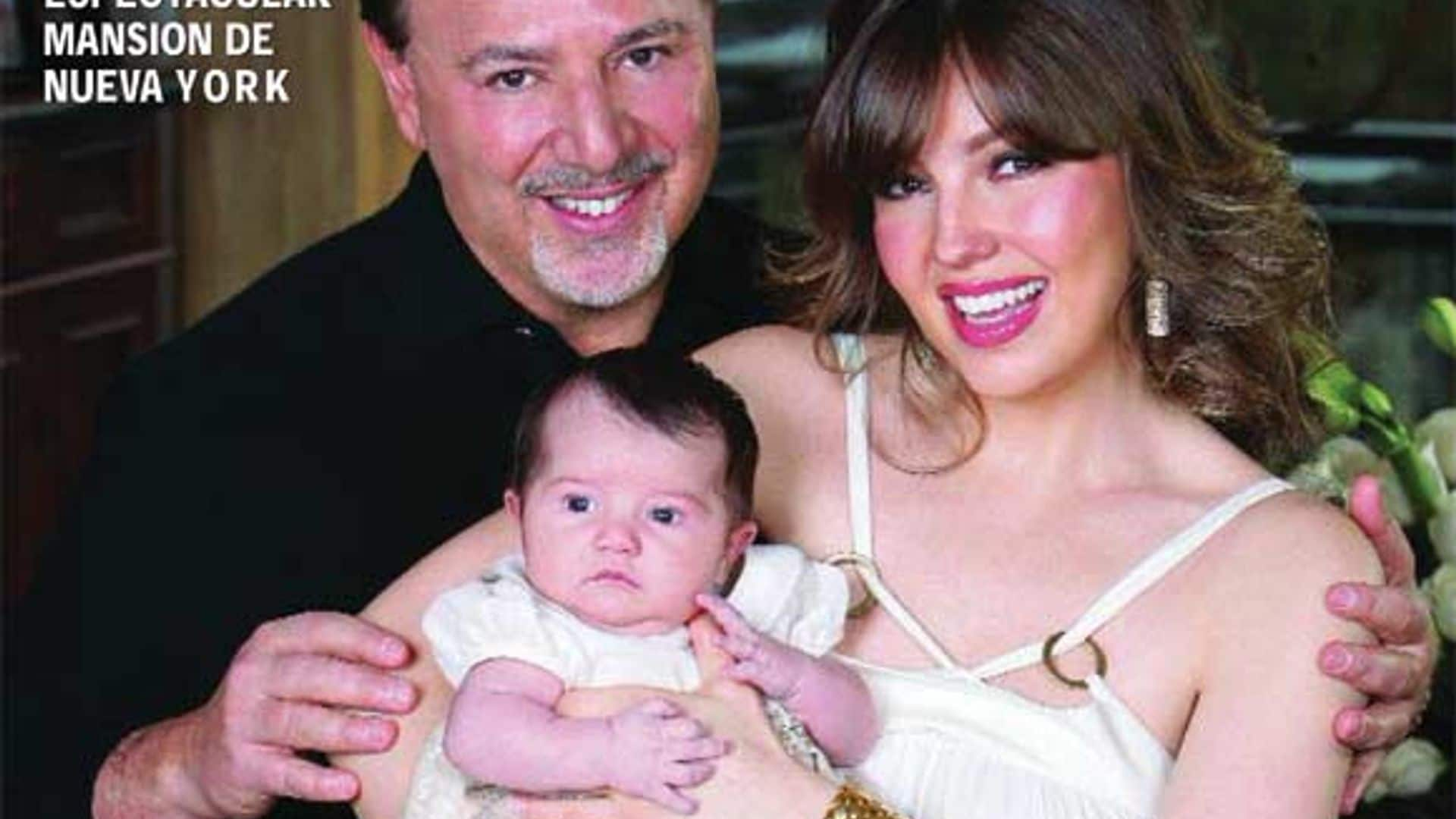 La cantante Thalía presenta a su hija Sabrina Sakaë en exclusiva en la revista ¡HOLA! México