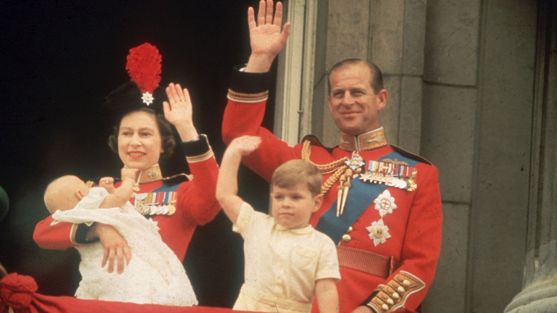 La vida de Isabel II a través del balcón del palacio de Buckingham