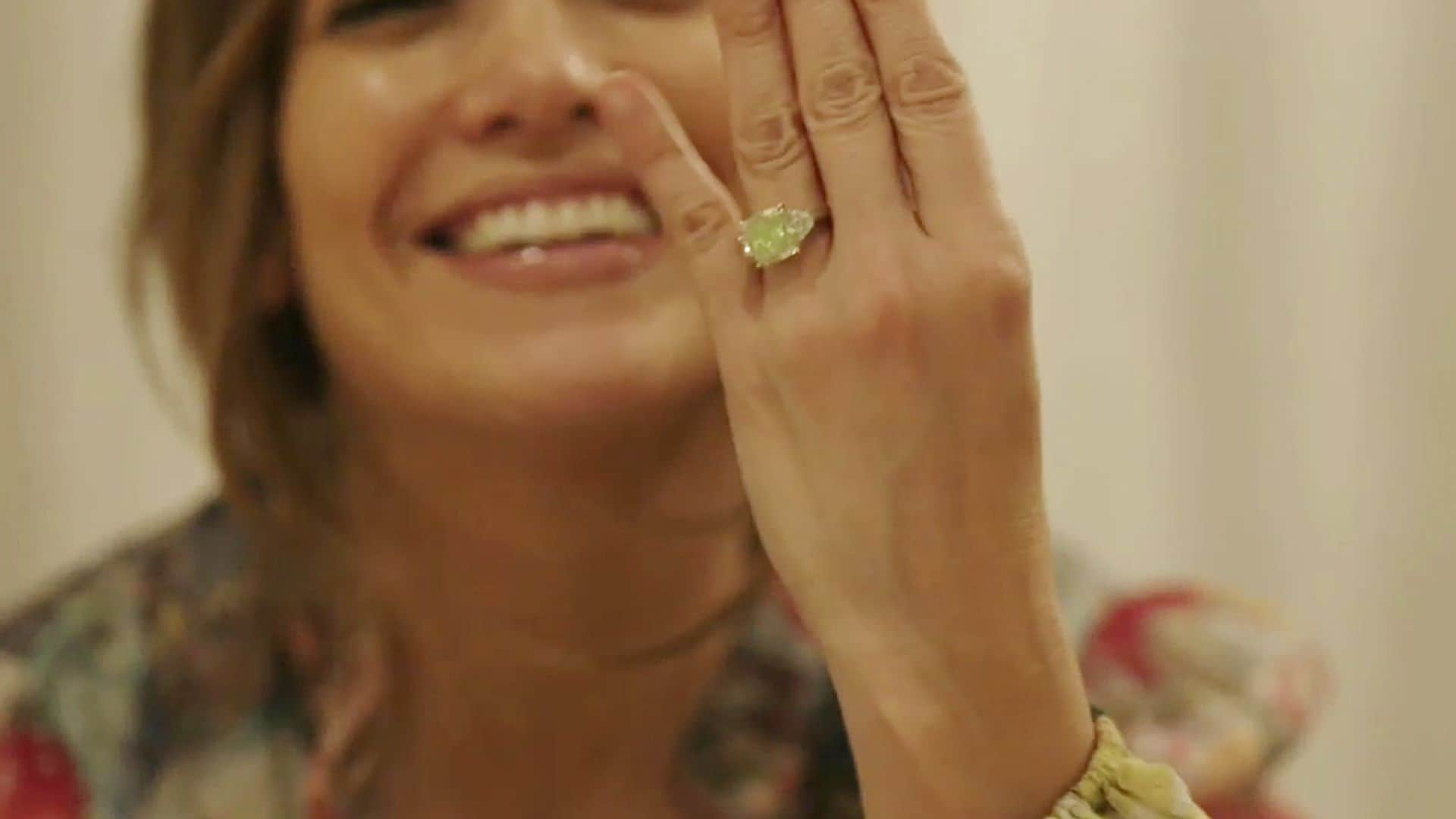 ¡Ahora sí! Jennifer Lopez enseña al detalle su espectacular anillo de compromiso