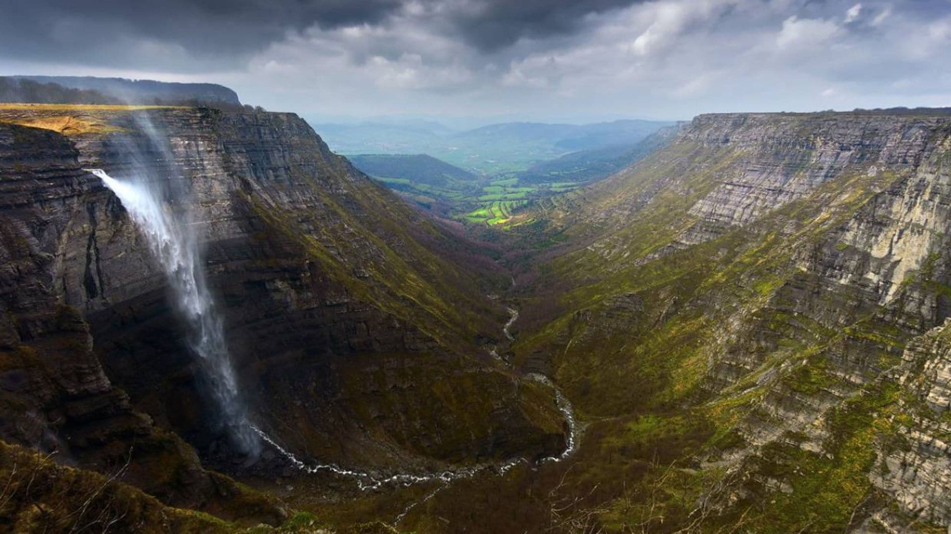 Cascadas como rascacielos en el norte de Álava