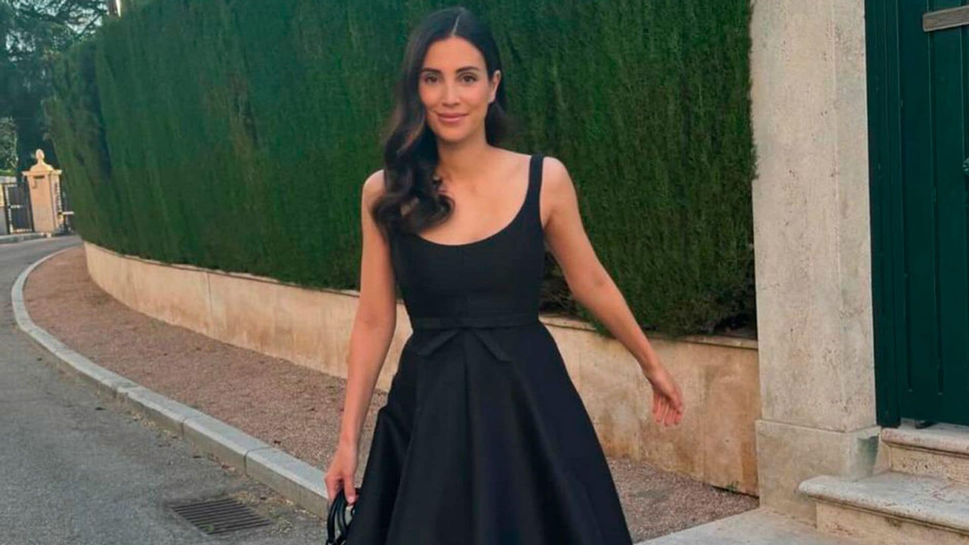 Sassa de Osma vive una 'noche con encanto' en Madrid con vestido midi acampanado y sandalias de perlas