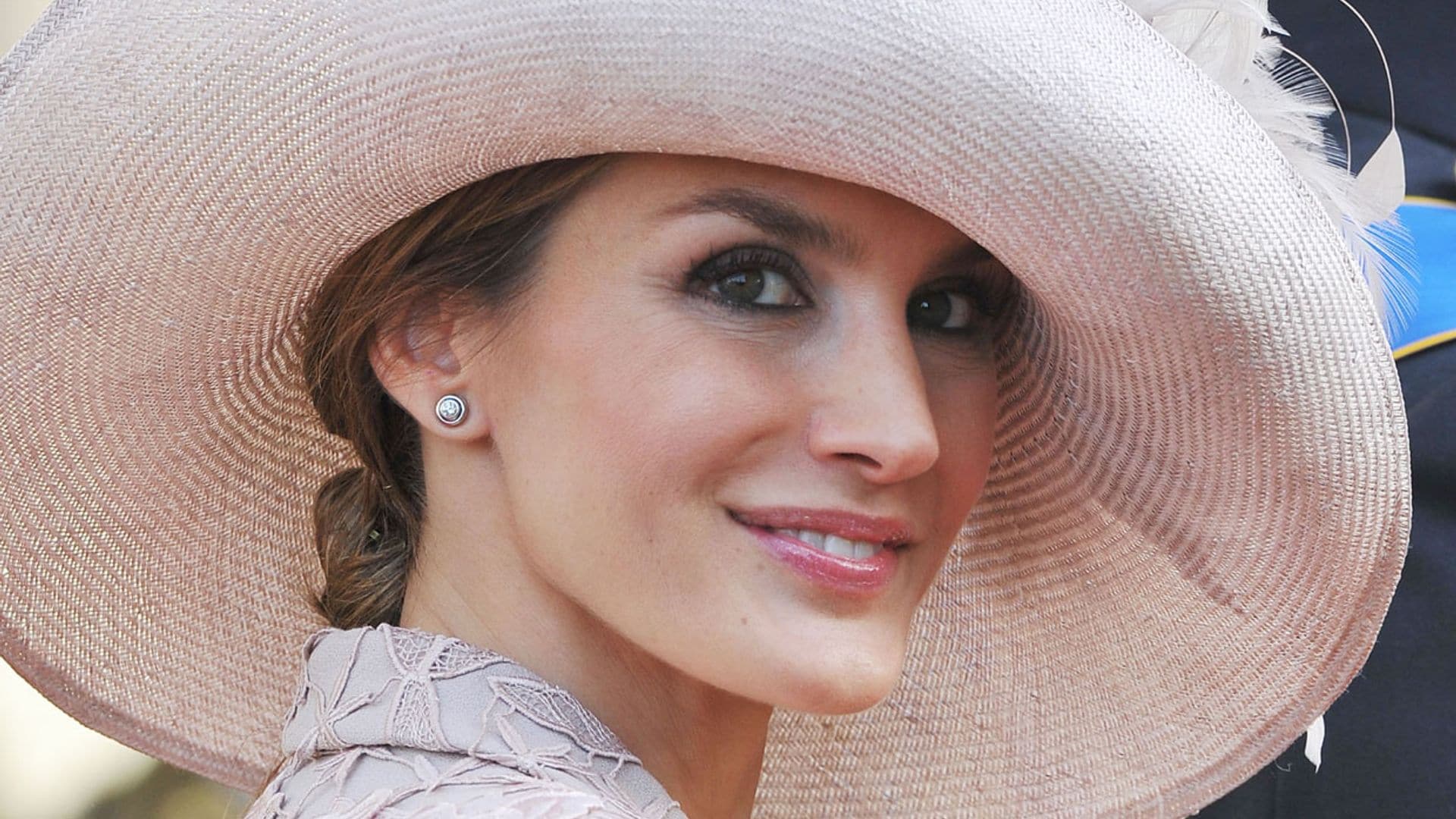 Los peinados que doña Letizia lució con tocado, ¿repetirá en Windsor?