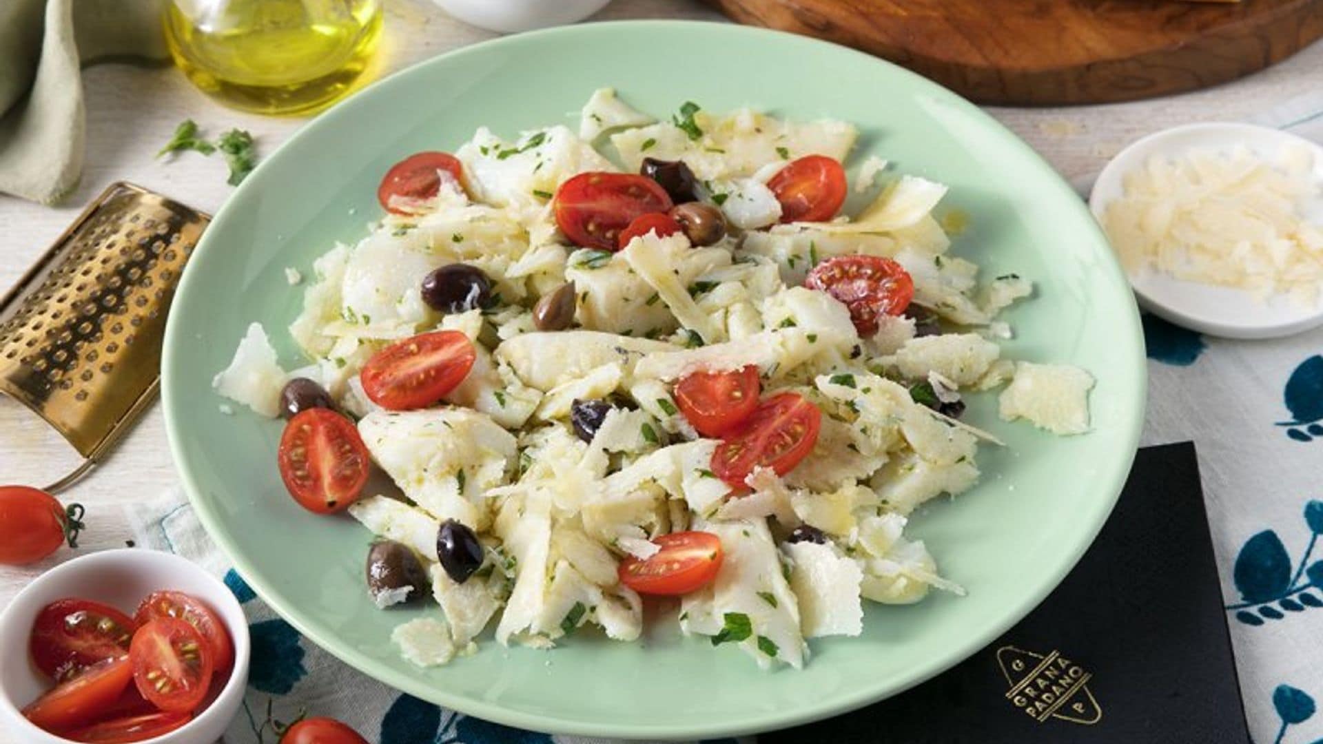 Ensalada de bacalao con tomates, aceitunas y queso Grana Padano Riserva