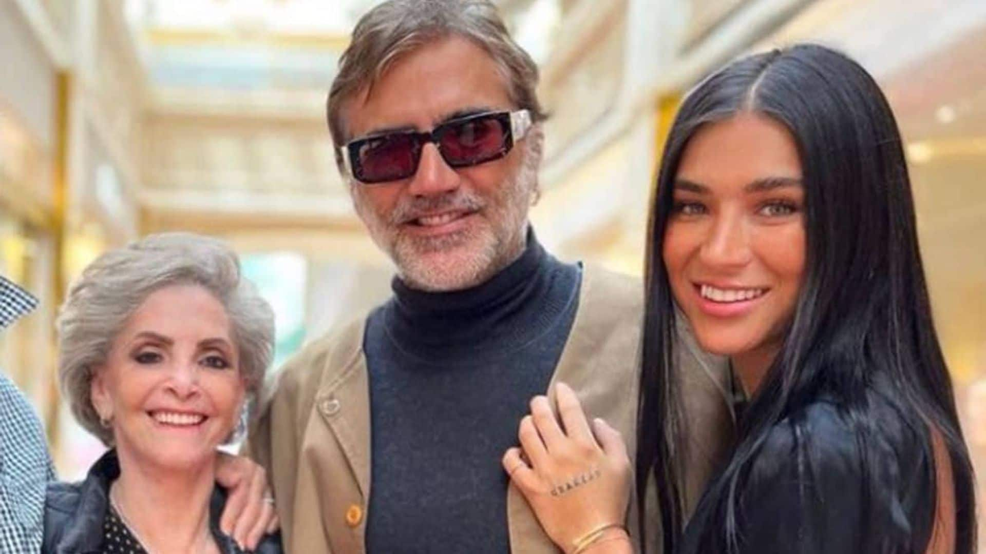 Karla Laveaga, novia de El Potrillo, comparte su primera foto al lado de doña Cuquita