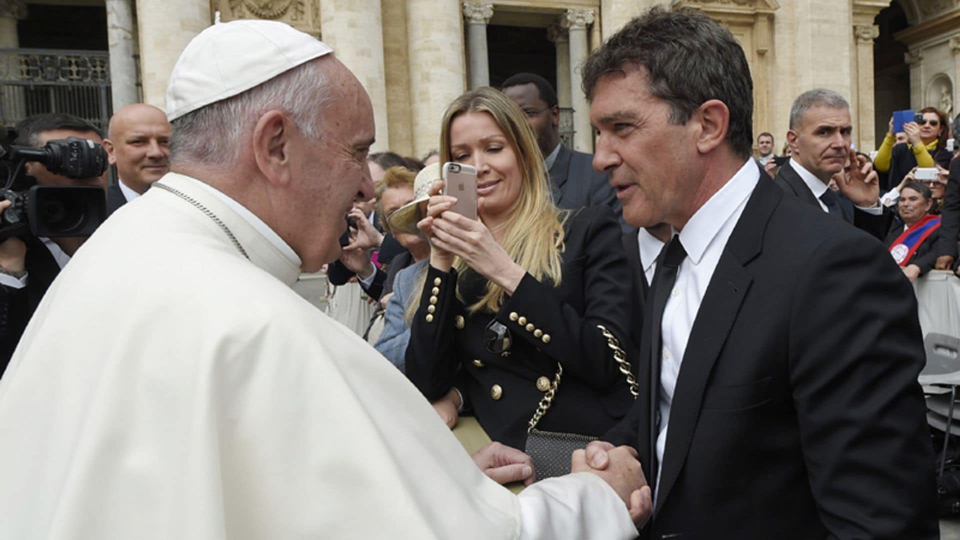 El encuentro de Antonio Banderas y Nicole Kimpel con el Papa