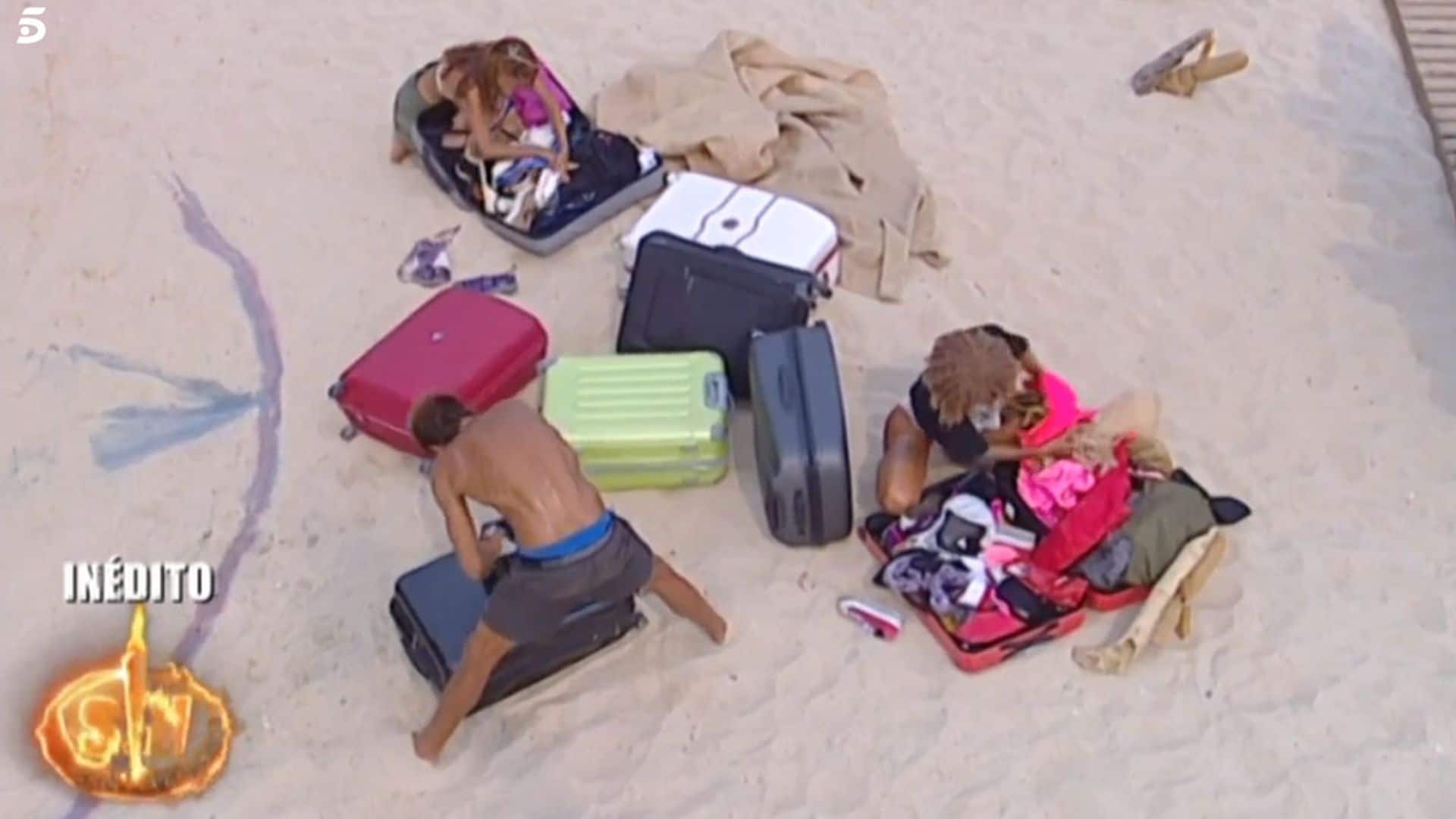 Elena, Yiya y Hugo rescatan tres objetos personales de su maleta