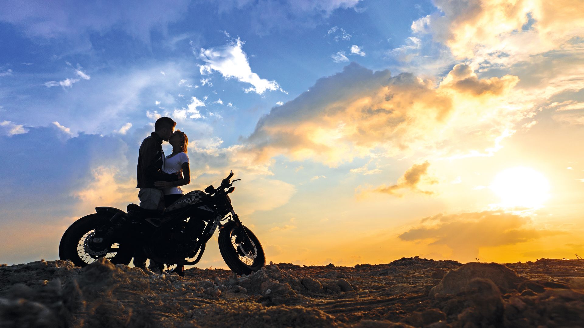 Pareja beso moto 